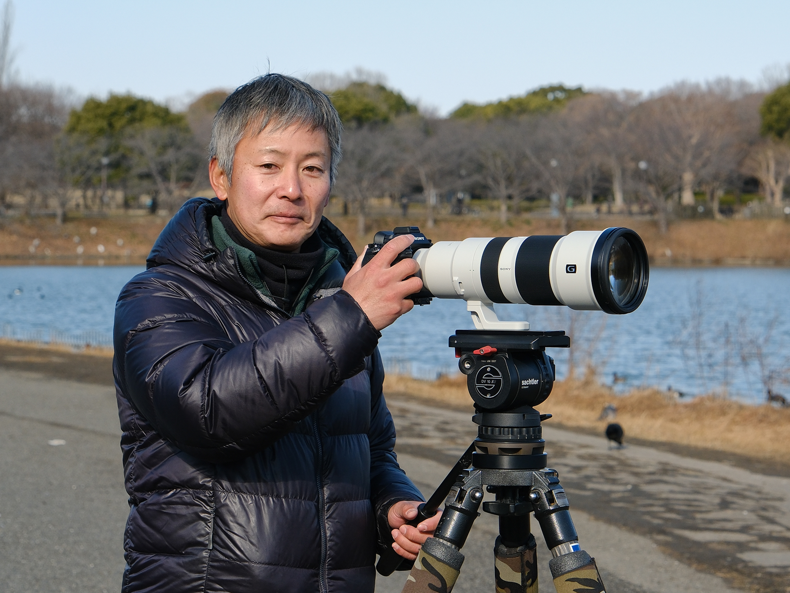 野鳥写真家の山田芳文さん。ボディは愛用するα1 II