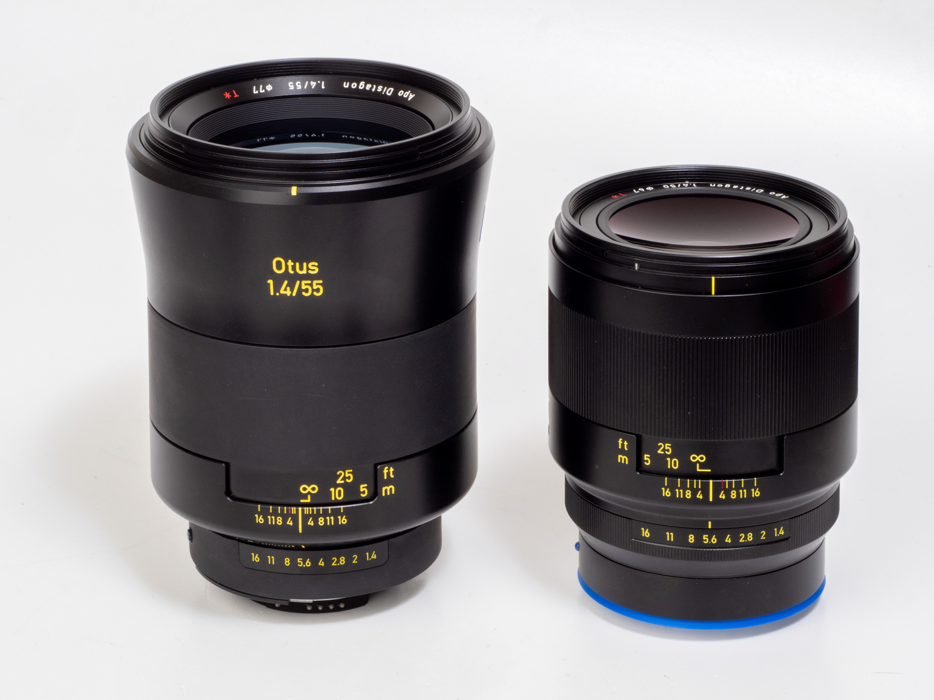 Otus 1.4/55（ZF2.マウント）と右がOtus 1.4/50（Eマウント）を並べてみました。大きさはこんなに違い、重量も約300gの差があります。
