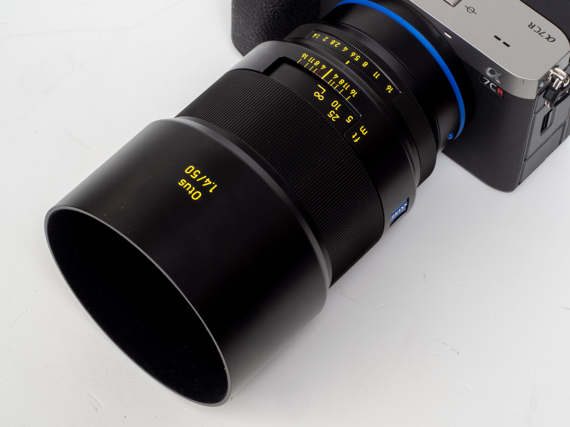 専用のレンズフードも金属製で品があります。リバース装着も可能で携行性が考えられています。