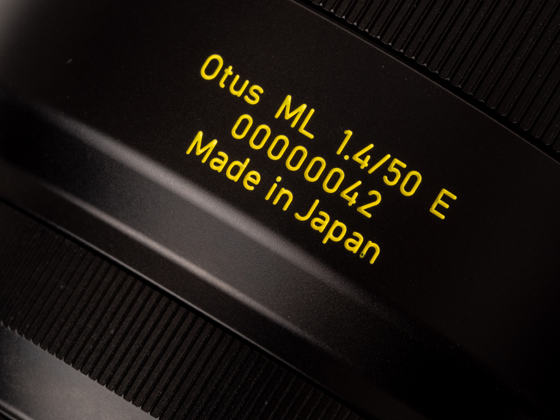 Made in Japan刻印。コシナで製造されます。筆者はカールツァイスの聖地であるオーバーコッヘンもイエナも訪ねたことがありますが、特別な工場というイメージは感じませんでした。今や日本製であることが、ツァイスのステータスとなるかもしれません。