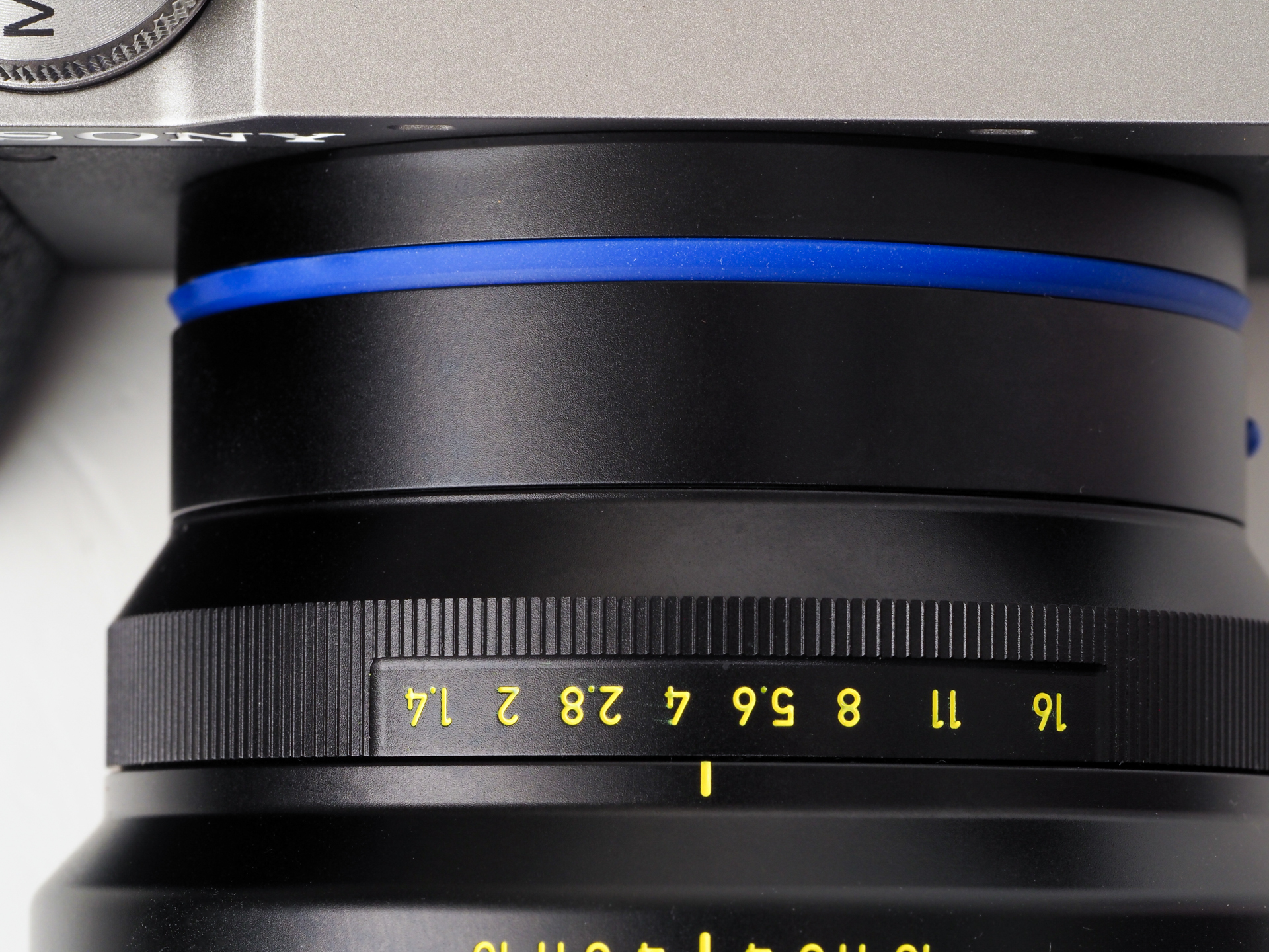 レンズ基部のブルーラインとなっているのはマウントシーリング。ツァイスの象徴的カラー。防塵防滴機能を有しているので、フィールドでの使用も安心して使うことができます。