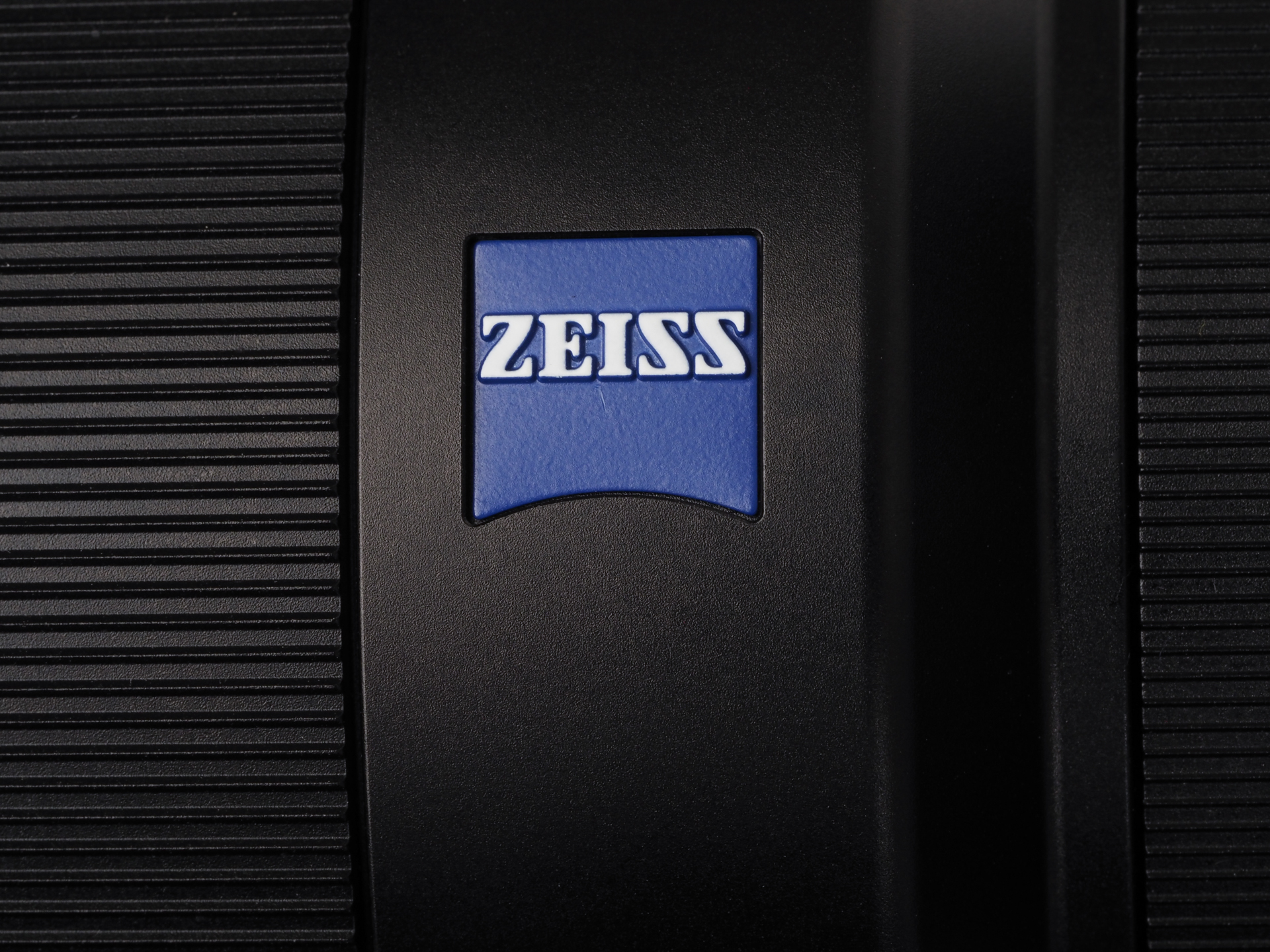 鏡筒両側面にあるツァイスのエンブレム。ライカの赤バッジとは異なる趣きがあるのがいいですね。