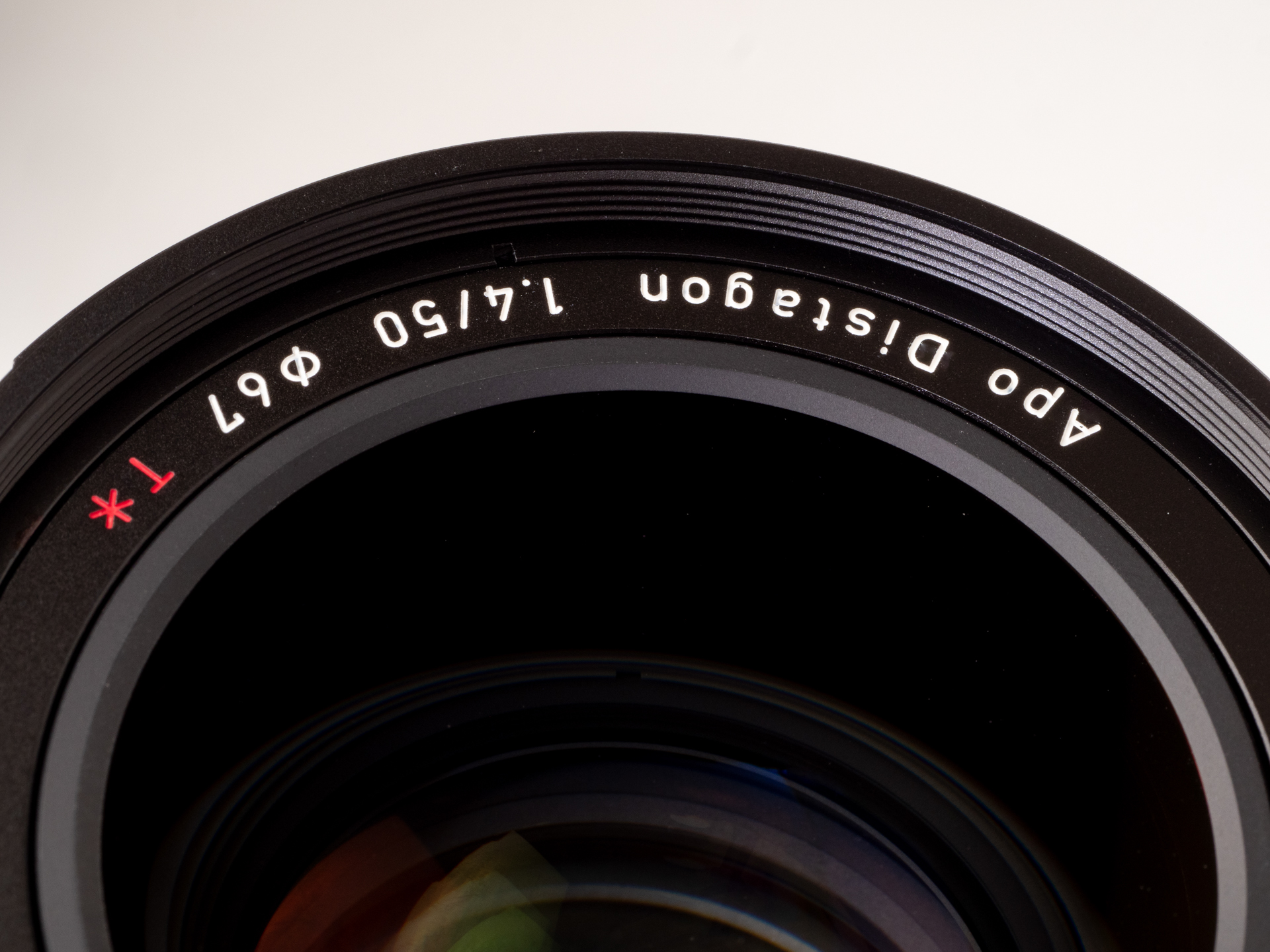 レンズ前面表記には「Apo Distagon」表記があり、Planarタイプ（ガウスタイプ）ではないことを明確にしています。T*コーティングであることも製品名ではあまり主張していません。