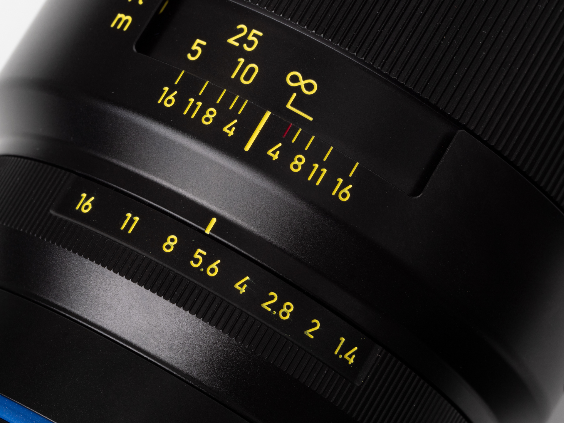 鏡筒の距離や絞り指標は黄色の独自カラーです。ドイツでは道路標識に使われているDIN書体ということです。昨今のミラーレス機用の交換レンズの鏡筒の味気なさと比べると、レンズとしての威厳すら感じます。