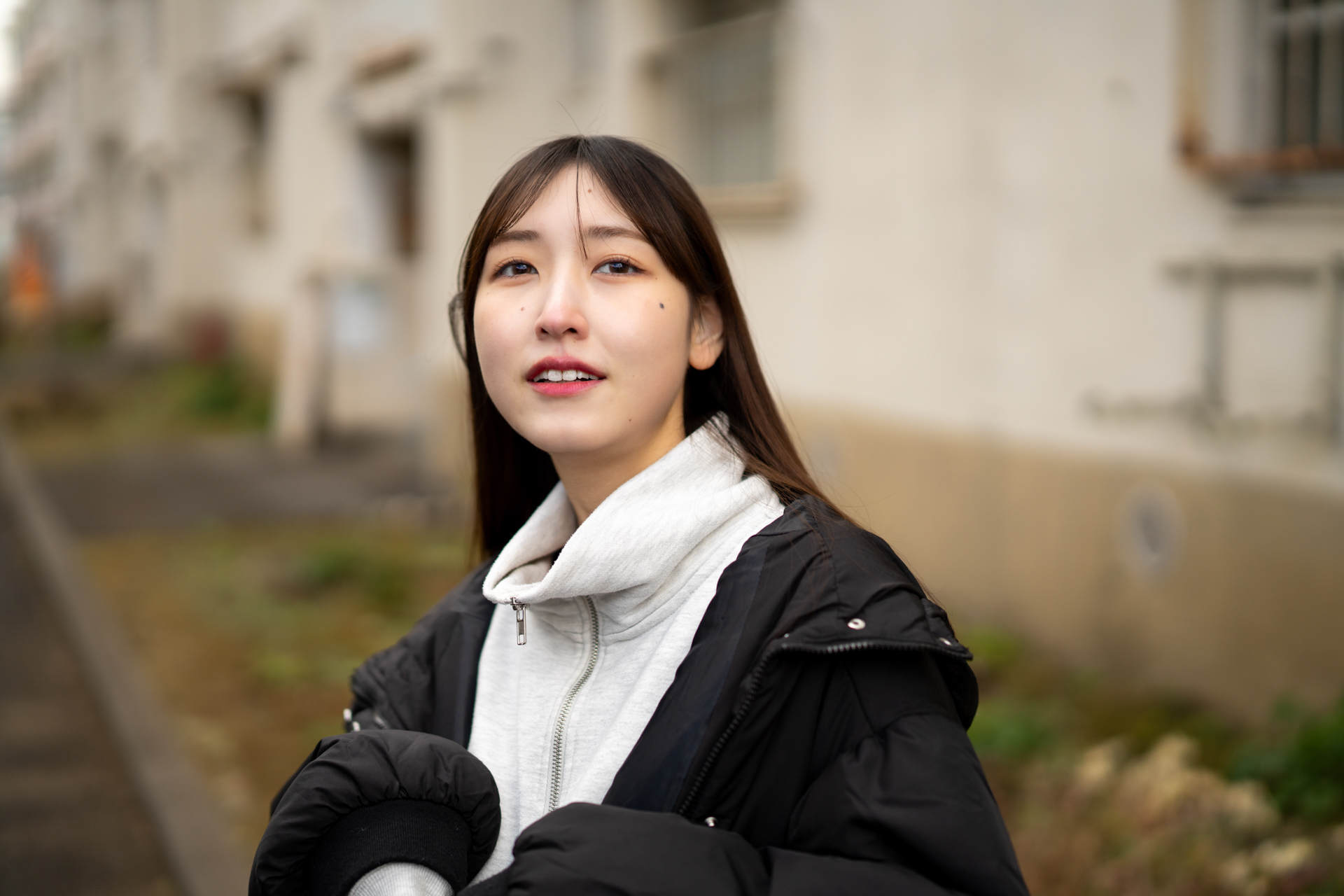 ボケ味を見たかったので、意図的にごちゃごちゃした建物を背景にしてみましたが、人物がうまく浮かび上がりました。よく言われる“立体感”に優れた描写といえるでしょう。<br><span class="fnt-85">ソニー α7CR／ZEISS Otus ML 1.4/50／50mm／絞り優先AE（1/3,200秒、F1.4、＋0.3EV）／ISO 200</span>