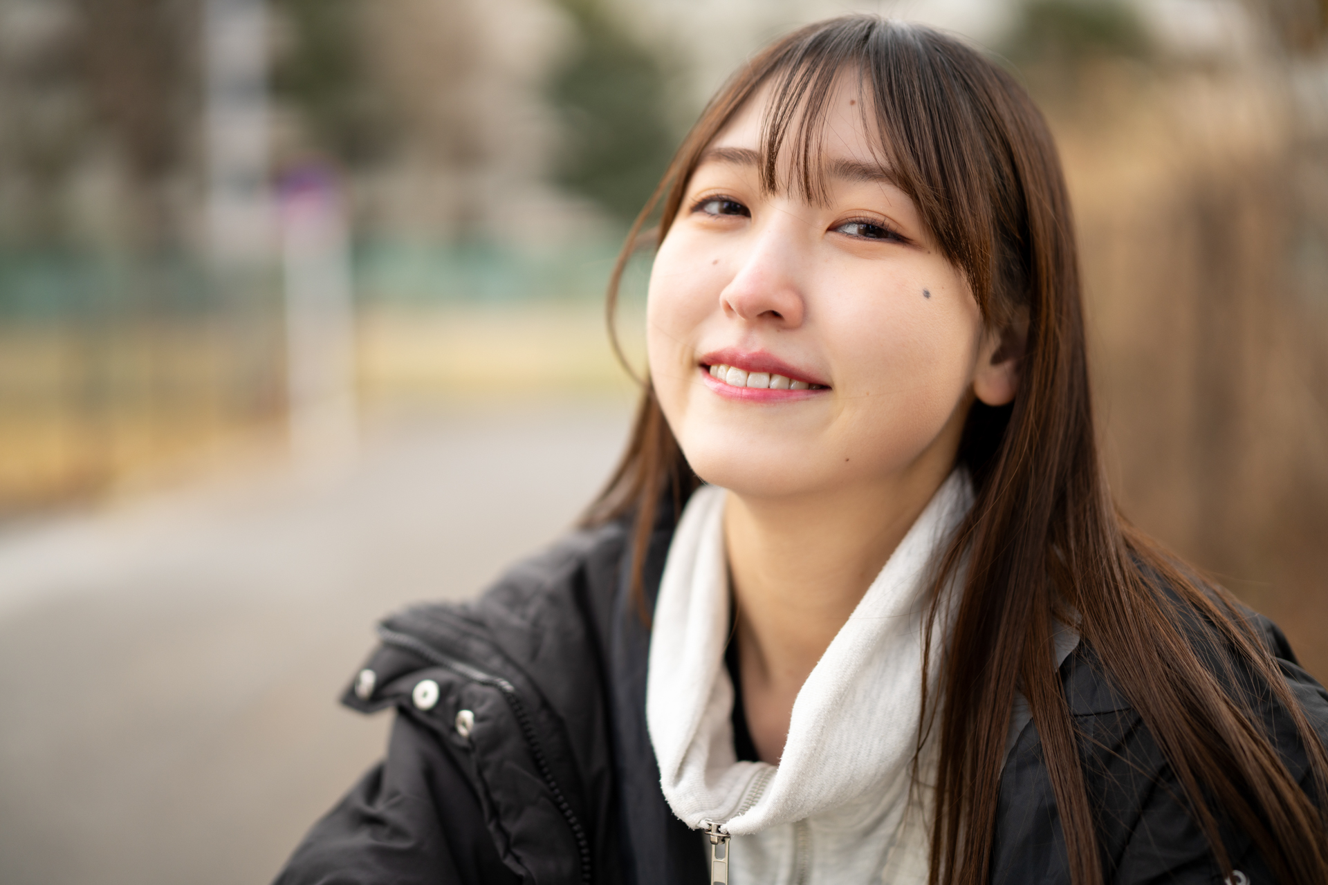 背景まで遠いので大きくボケました。これも、よい感じの立体感を感じます。大きくボケるとExifをみないとレンズの焦点距離がわかりません。曇天の条件ですがよい色再現です。<br><span class="fnt-85">ソニー α7CR／ZEISS Otus ML 1.4/50／50mm／絞り優先AE（1/1,250秒、F1.4、＋0.7EV）／ISO 200</span>