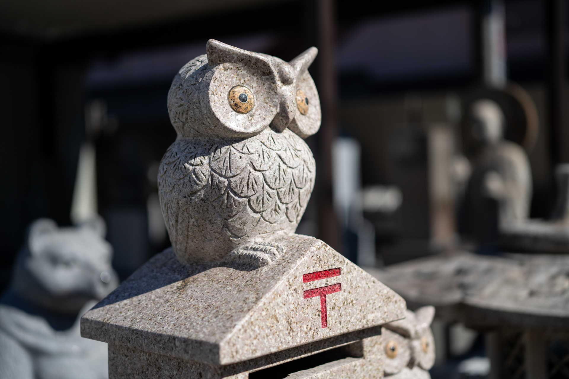 石材店。万能なレンズですから、被写体の向き不向きはなく、素材に合わせてうまく表現してもらえるレンズだと思います。<br><span class="fnt-85">ソニー α7CR／ZEISS Otus ML 1.4/50／50mm／絞り優先AE（1/8,000秒、F1.4、−0.7EV）／ISO 100</span>