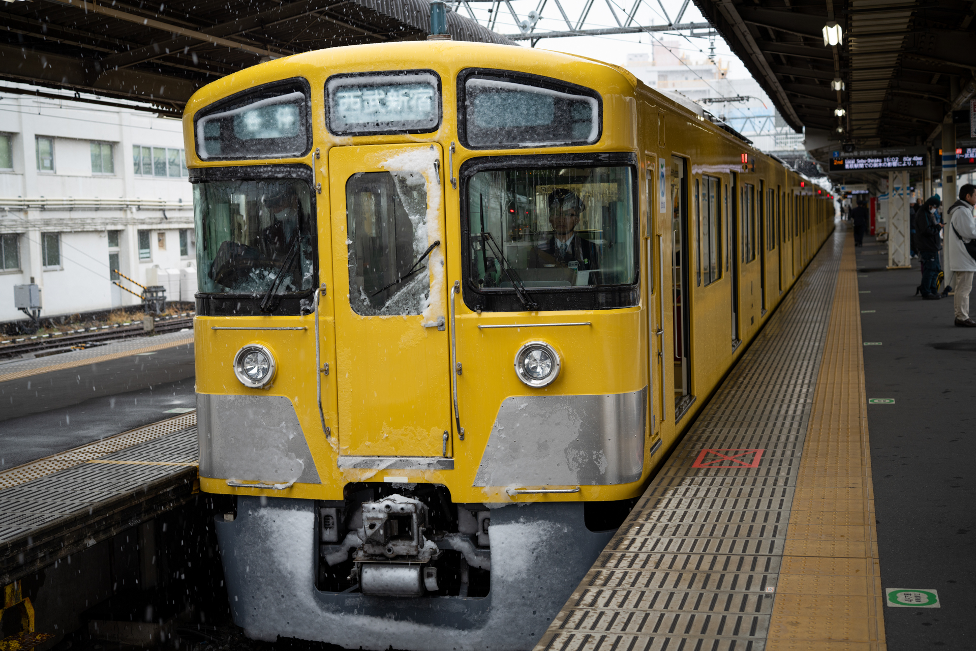 雪の日。金属板の表現の仕方も上手なレンズですね。光のニュアンスが乏しい時にも力を発揮させてきますね。優れたレンズだと思います。<br><span class="fnt-85">ソニー α7CR／ZEISS Otus ML 1.4/50／50mm／絞り優先AE（1/100秒、F4.0、−0.7EV）／ISO 100</span>