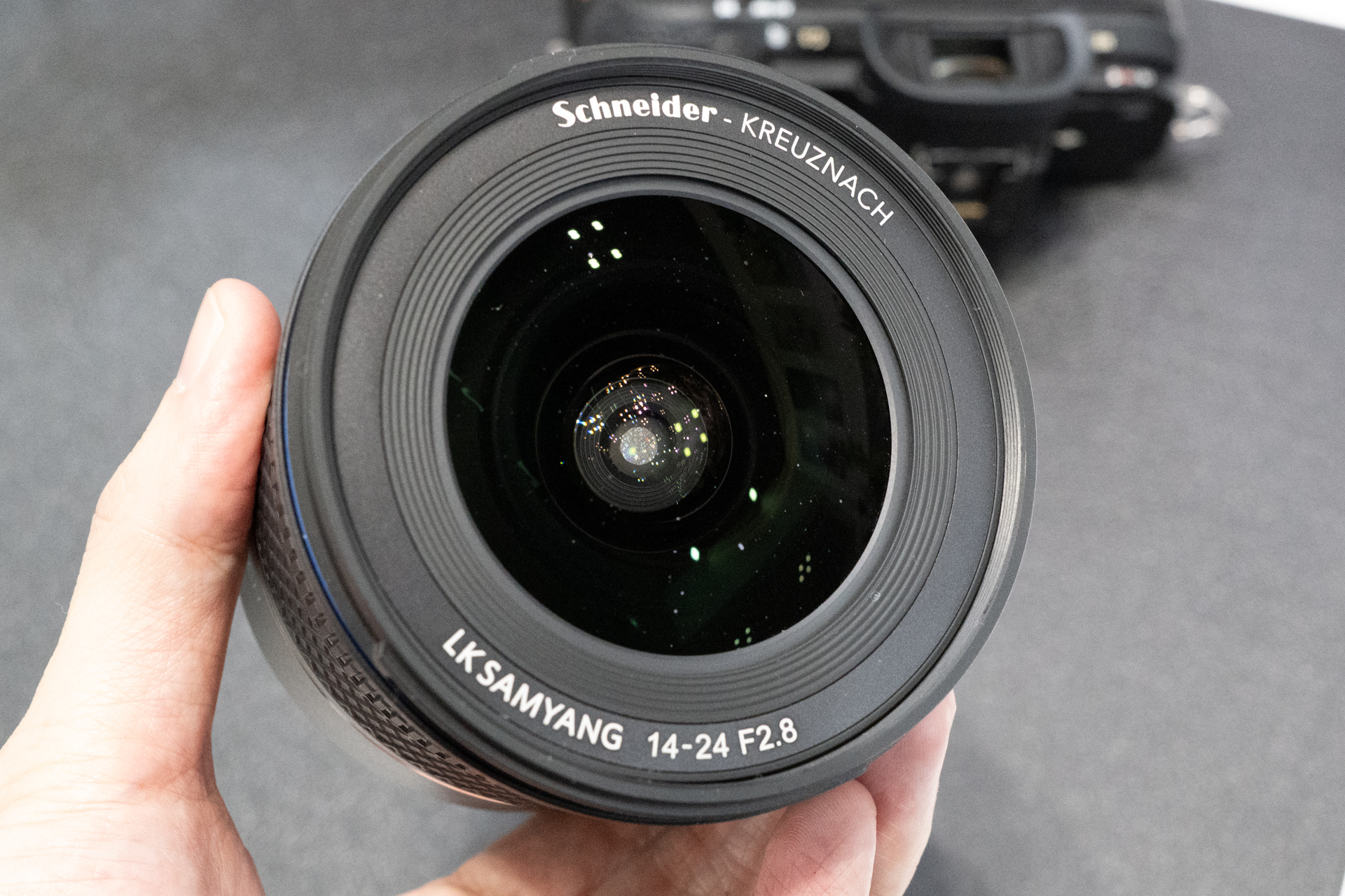 前面にもシュナイダーのロゴが入る