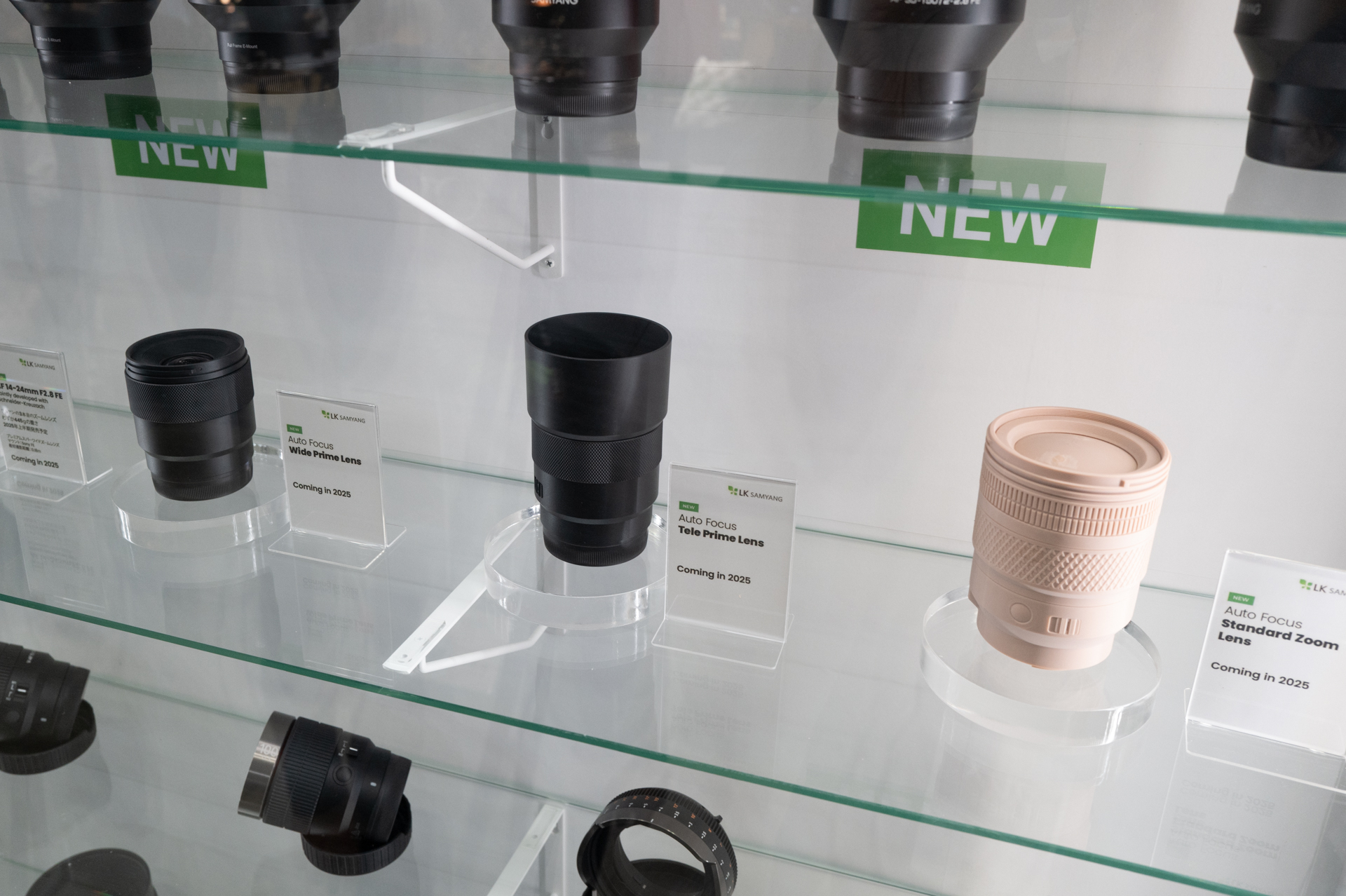 ガラスケース内には、今後登場予定のレンズのモックアップも。標準ズームレンズ（右）が予告されていた
