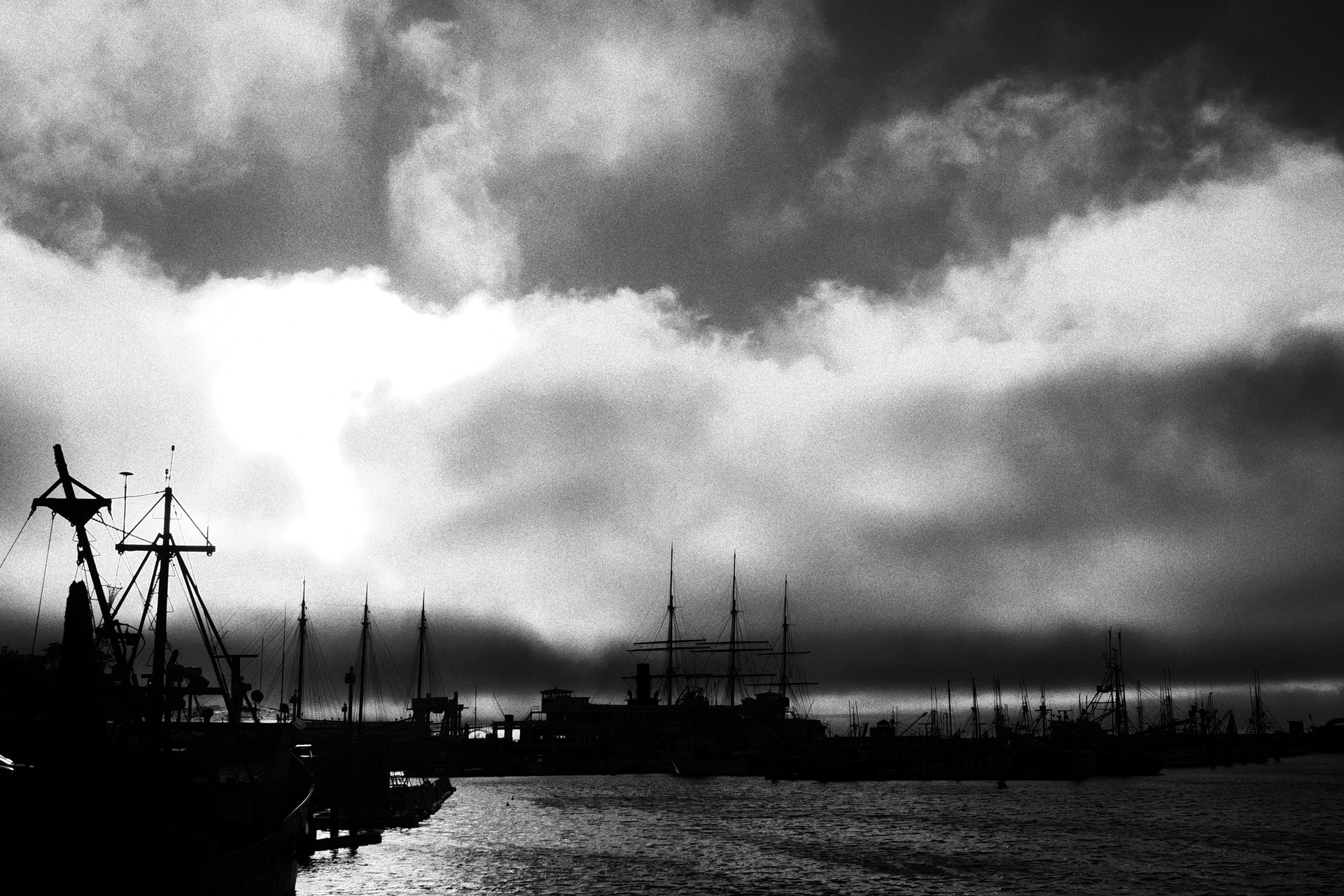 カメラの前面に配置されたクリエイティブダイヤルをモノクロにセットして、サンフランシスコの港を撮り歩く。ファインダーの中には重厚なモノクロの世界が広がる。分厚い雲と光の描写が美しい<br><span class="fnt-85">M.ZUIKO DIGITAL ED 20mm F1.4 PRO／20mm（40mm相当）／絞り優先AE（F10、1/1,600秒、＋0.3EV）／ISO 6400／WB：オート</span>