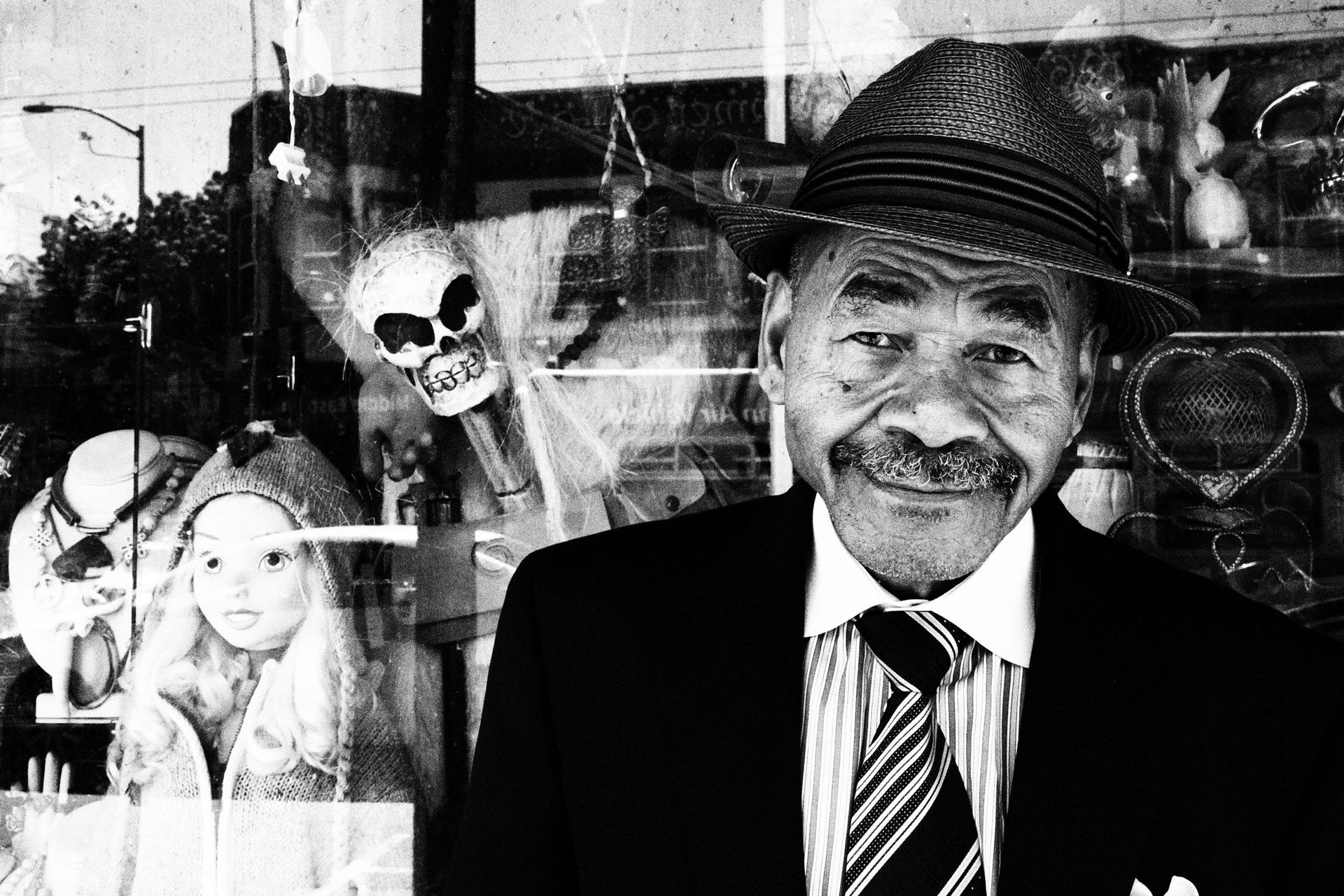 サンフランシスコの下町で出会ったクラシックファッションの個性的な男性を撮影した。AI被写体認識AFを「人物」に設定しておけばピントはカメラに任せられるため、構図に集中できるのが便利だ<br><span class="fnt-85">M.ZUIKO DIGITAL ED 20mm F1.4 PRO／20mm（40mm相当）／プログラムAE（F9、1/125秒、－0.3EV）／ISO 500／WB：オート</span>