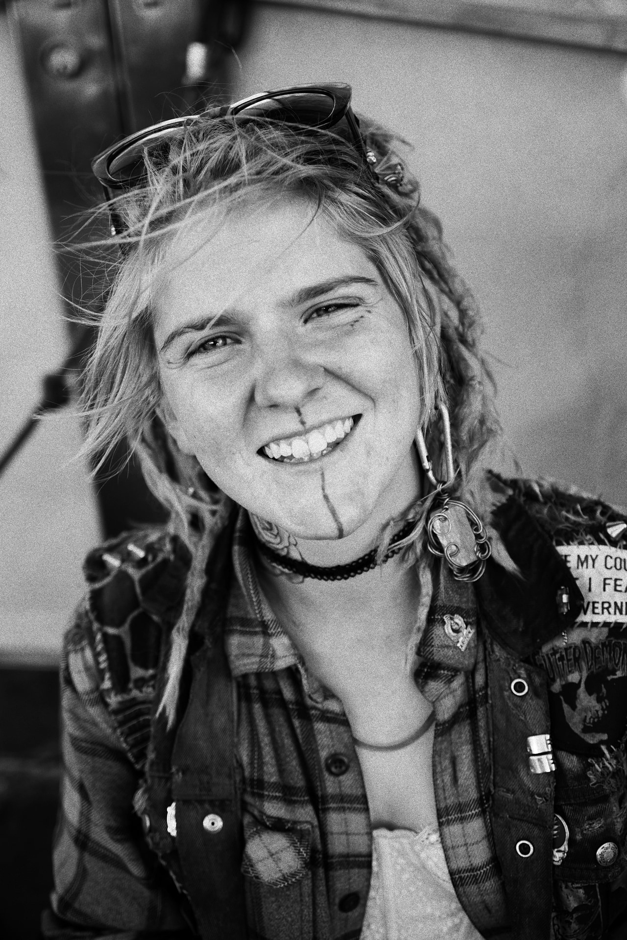 1960年代のヒッピームーブメントの中心地だったサンフランシスコのヘイトアシュベリーでの1コマ。ジャニスジョプリンに良く似た魅力的な女の子を見つけて撮影させてもらった。威圧感を与えないコンパクトさと美しいデザインも本機の魅力だ<br><span class="fnt-85">M.ZUIKO DIGITAL ED 20mm F1.4 PRO／20mm（40mm相当）／絞り優先AE（F1.4、1/2,000秒、±0EV）／ISO 400／WB：オート</span>