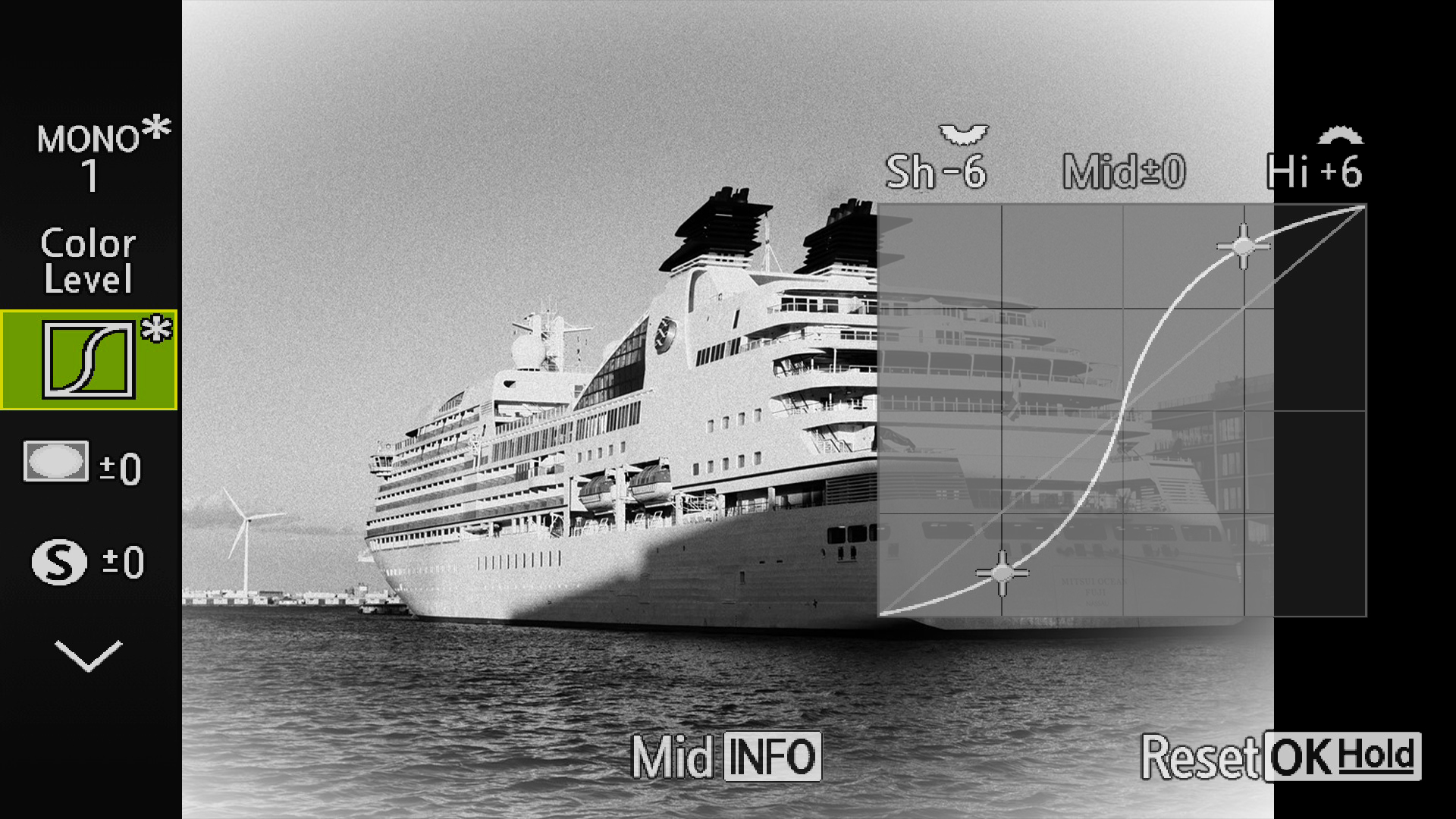 <b>パラメーター</b><br>・シェード効果：＋3<br>・粒状フィルム効果：強<br>・ハイライト＆シャドウ：ハイライト＋6、ミッドトーン0、シャドウ－6