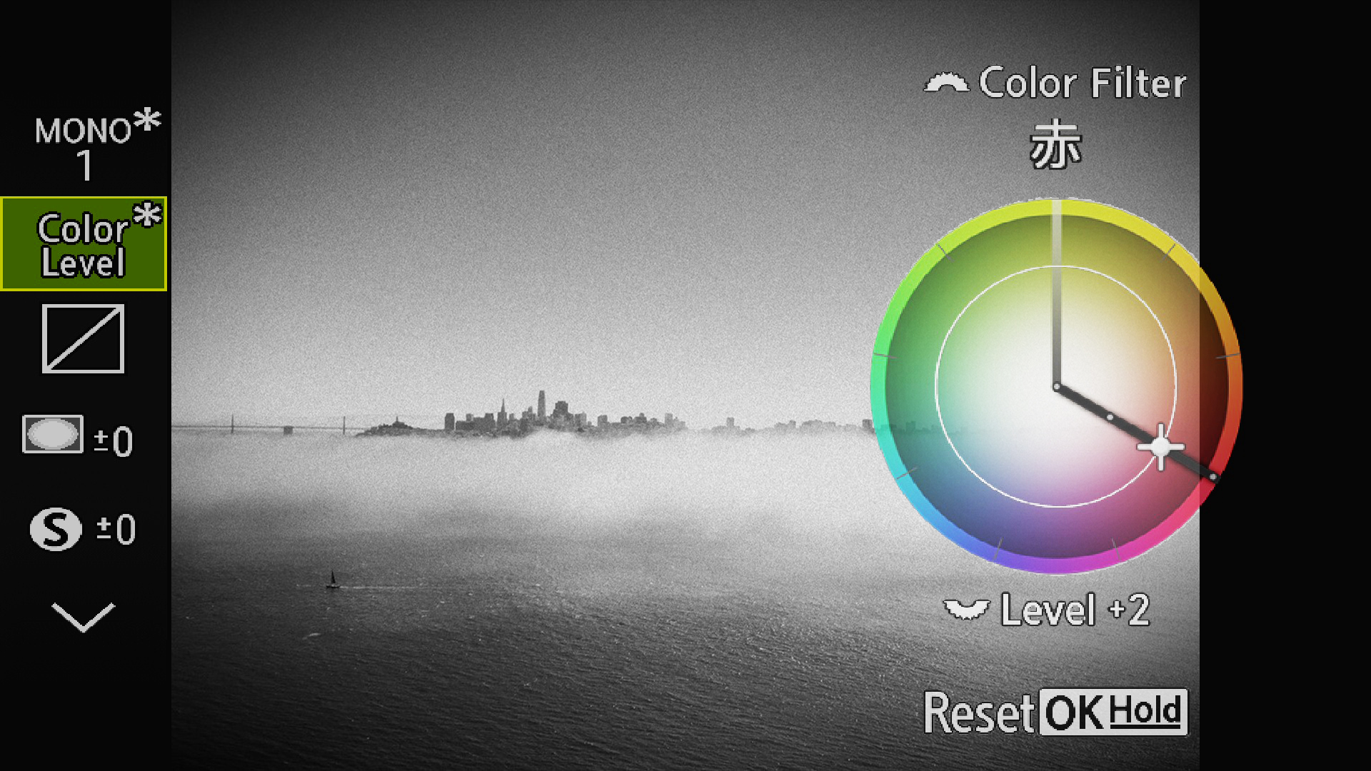 <b>パラメーター</b><br>・カラーフィルター：赤＋2<br>・シェード効果：－1<br>・粒状フィルム効果：強<br>・ハイライト＆シャドウ：ハイライト＋6、ミッドトーン0、シャドウ－6