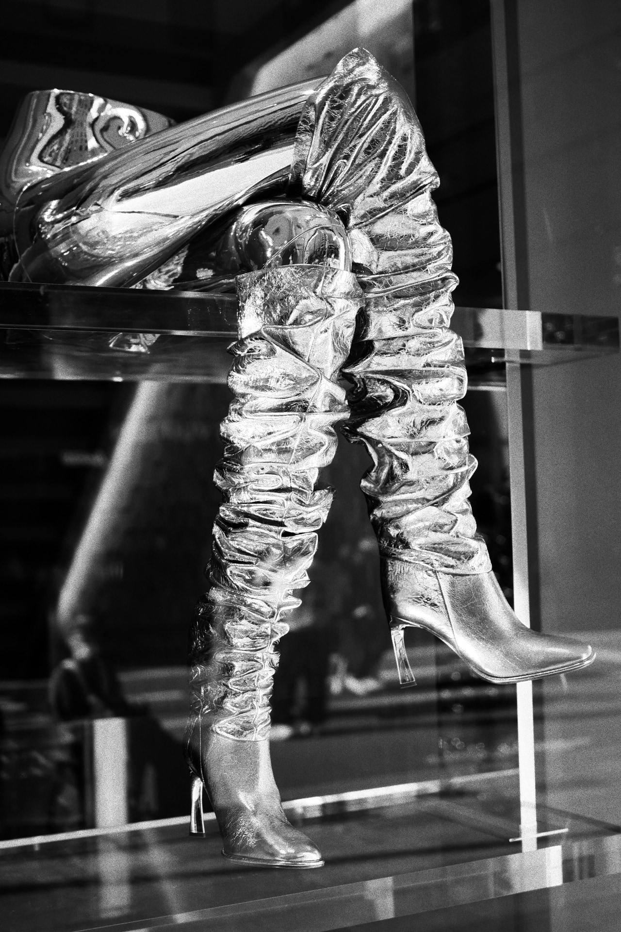 街のショーウインドウで見かけた気になるディスプレイの一部を切り取ってみた。開放絞りの艶やかな描写が、ブーツのオブジェのメタリックな質感を見事に捉えてくれた<br><span class="fnt-85">M.ZUIKO DIGITAL 25mm F1.8 II／25mm（50mm相当）／絞り優先AE（F1.8、1/8,000秒、±0EV）／ISO 800／WB：オート</span>