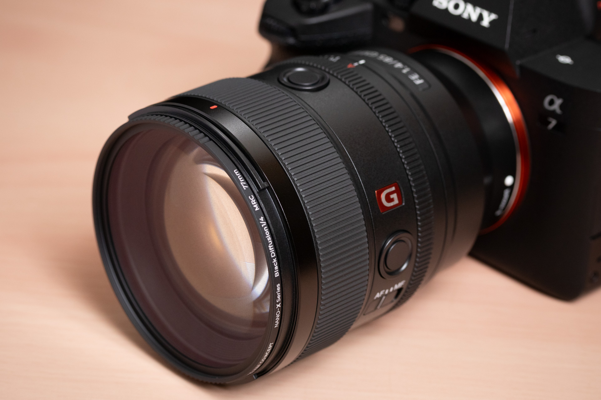 レンズへの装着例。カメラボディおよびレンズは、ソニーα7 IVとFE 35mm F1.4 GM