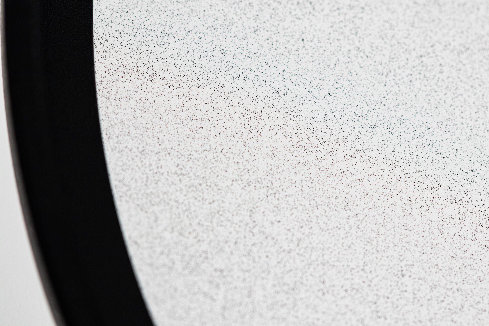 よく見るとガラス内に黒い粒子が見える