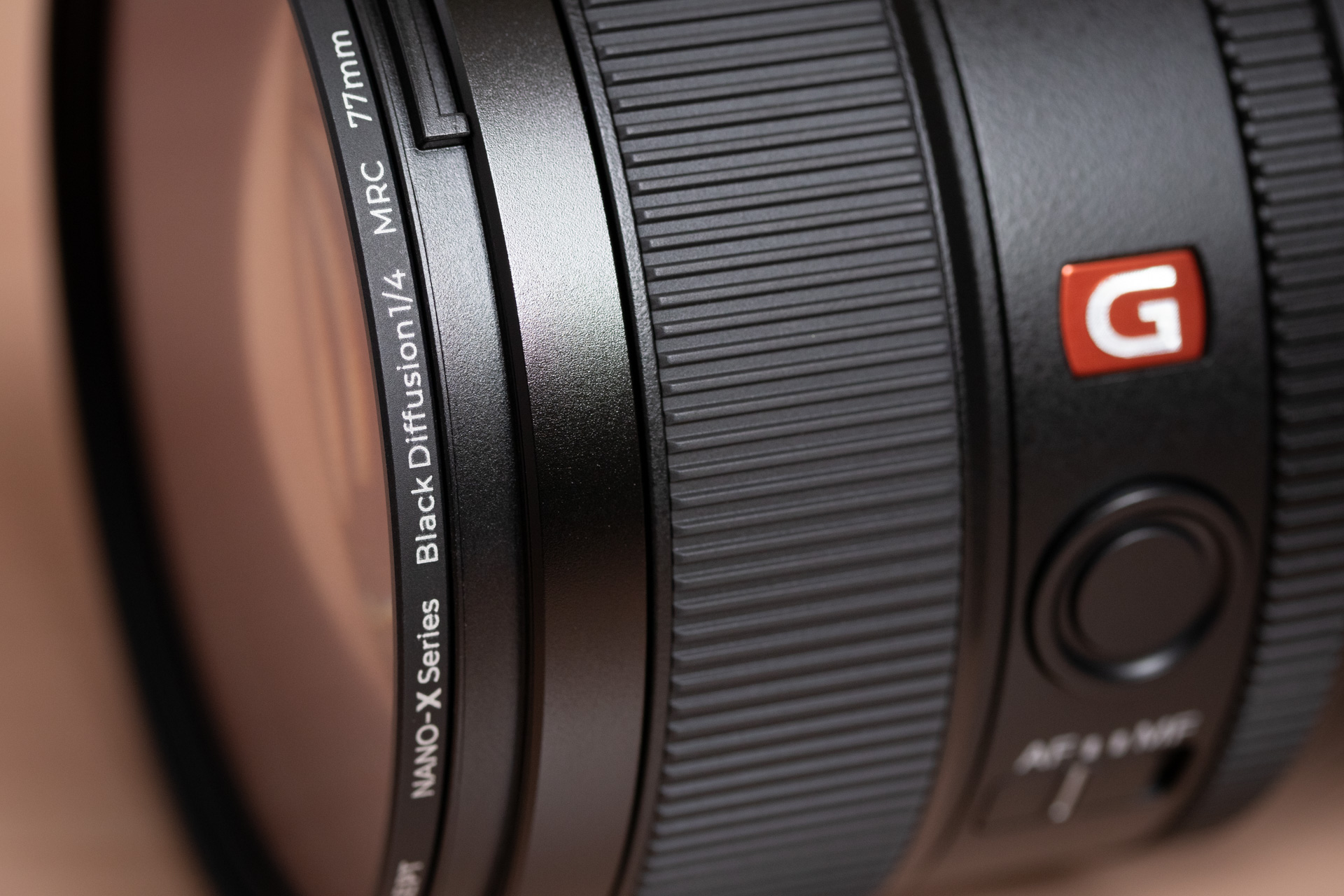 横から見ると薄枠なのがわかる