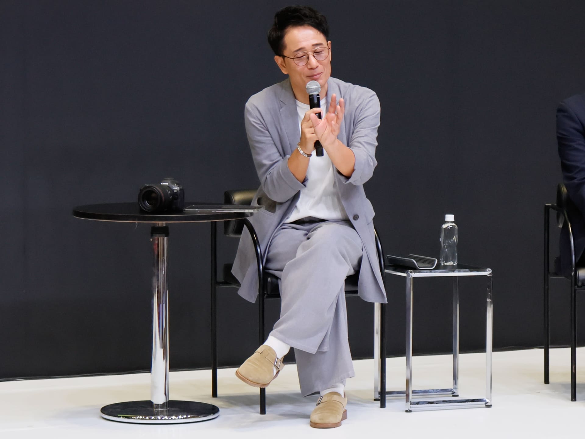 写真家の福島啓和さん。1975年生まれ。JR九州の広告やカレンダー・オフィシャルスチールおよびムービーを撮影。JR時刻表の表紙も担当。2004年から広告写真スタジオ勤務を経験し、2013年鉄道広告写真家として独立、現在に至る。日本鉄道写真作家協会会員