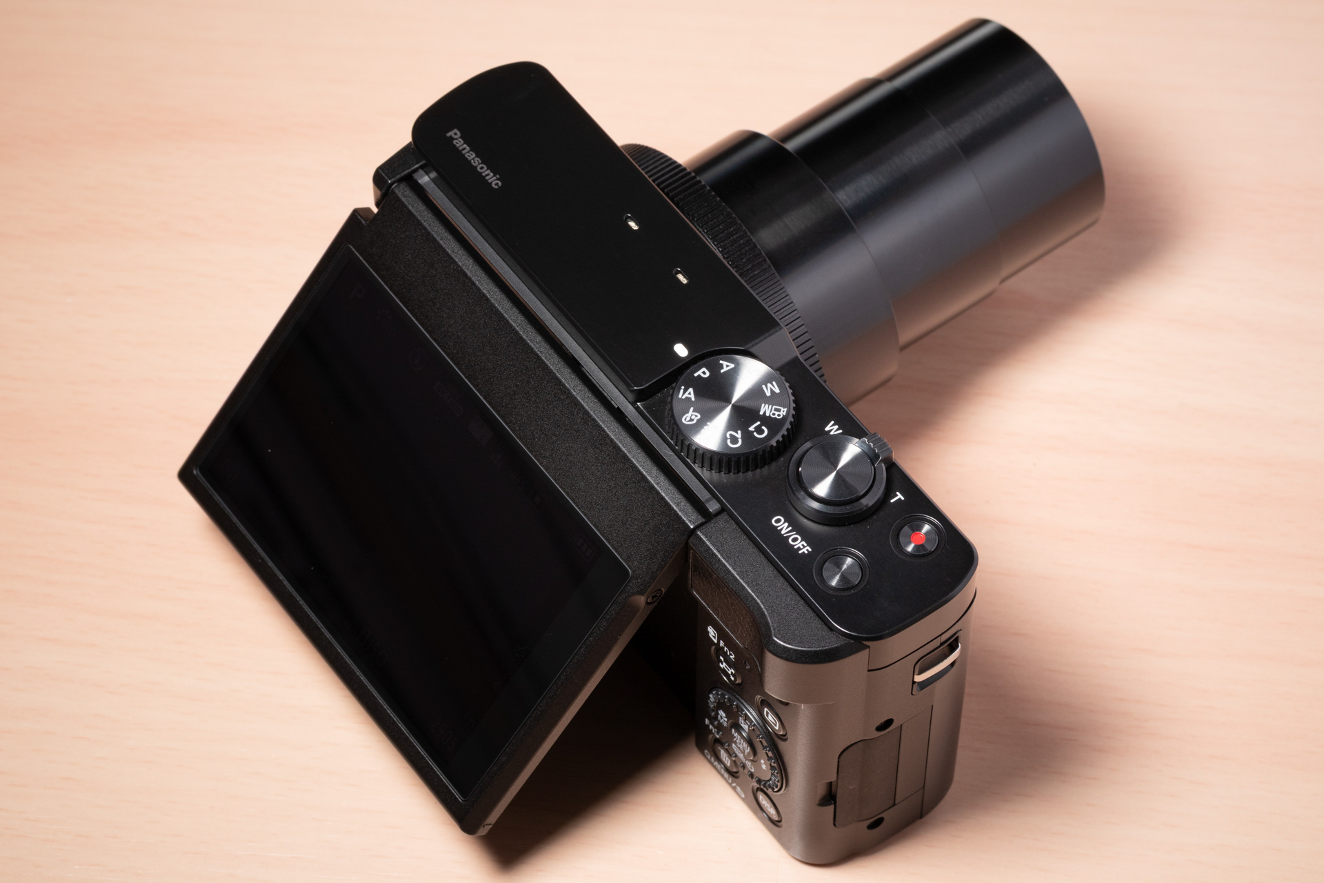 ズームをテレ端にしたところ。ちなみに液晶モニターは上方にのみ可動するタイプだ