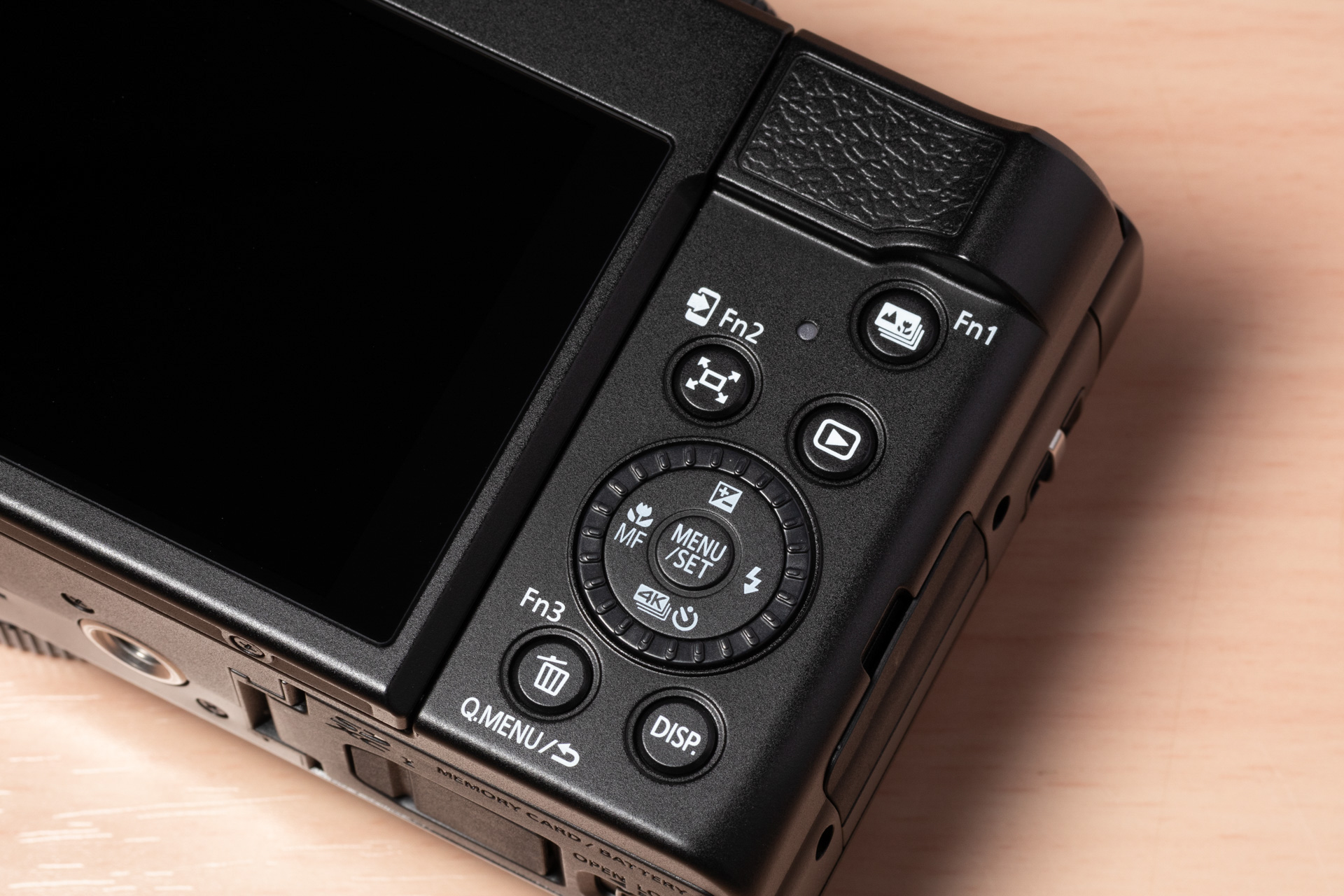 背面Fn2の所にあるのは「ズームバックボタン」で、一時的に広角側に移動して見失った被写体を探せる機能