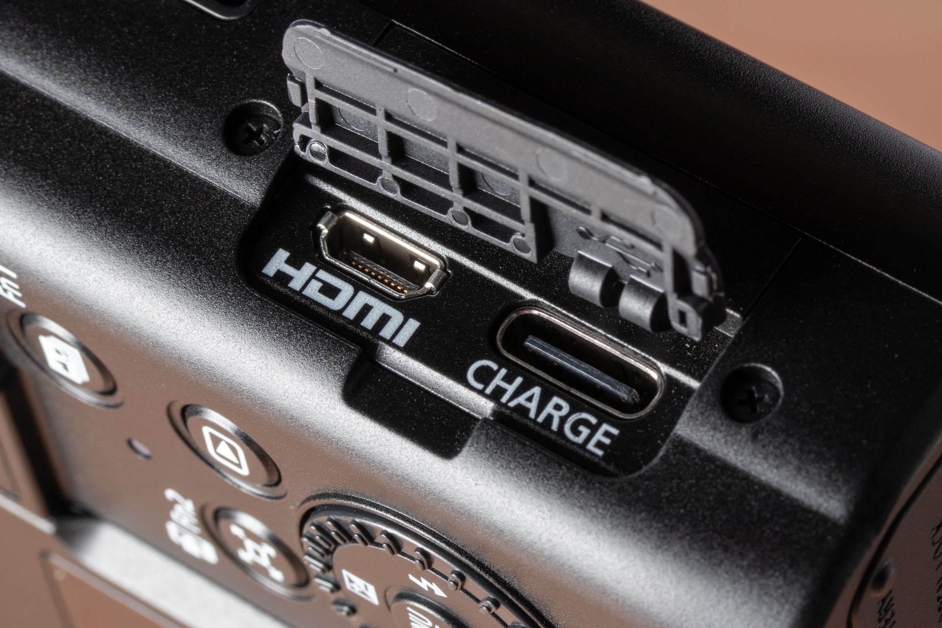 USB Type-Cで充電できるようになった。充電するにはカメラの電源は切っておく必要がある