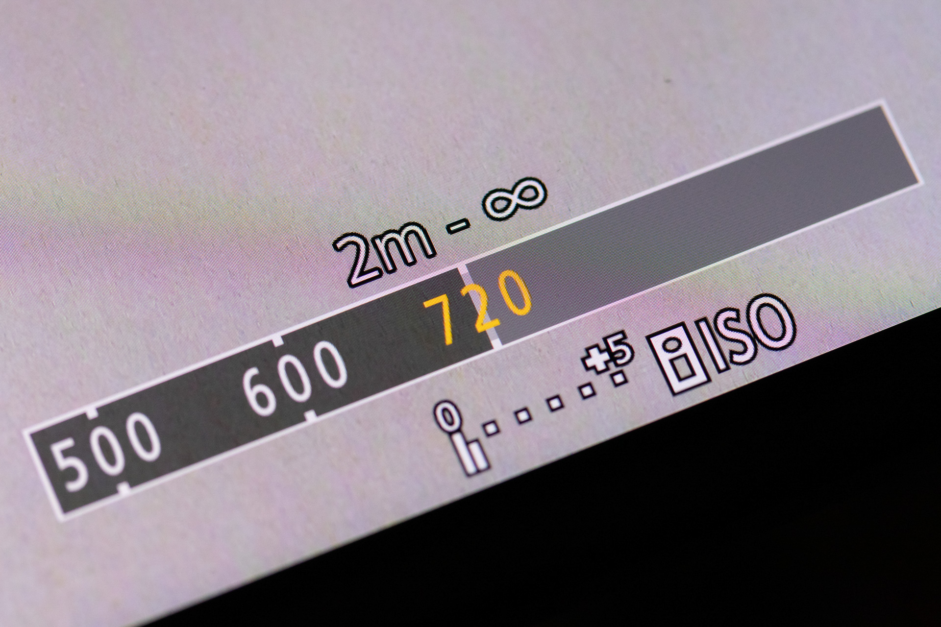 光学ズームのテレ端は720mm。このとき最短撮影距離は2mとなっていた