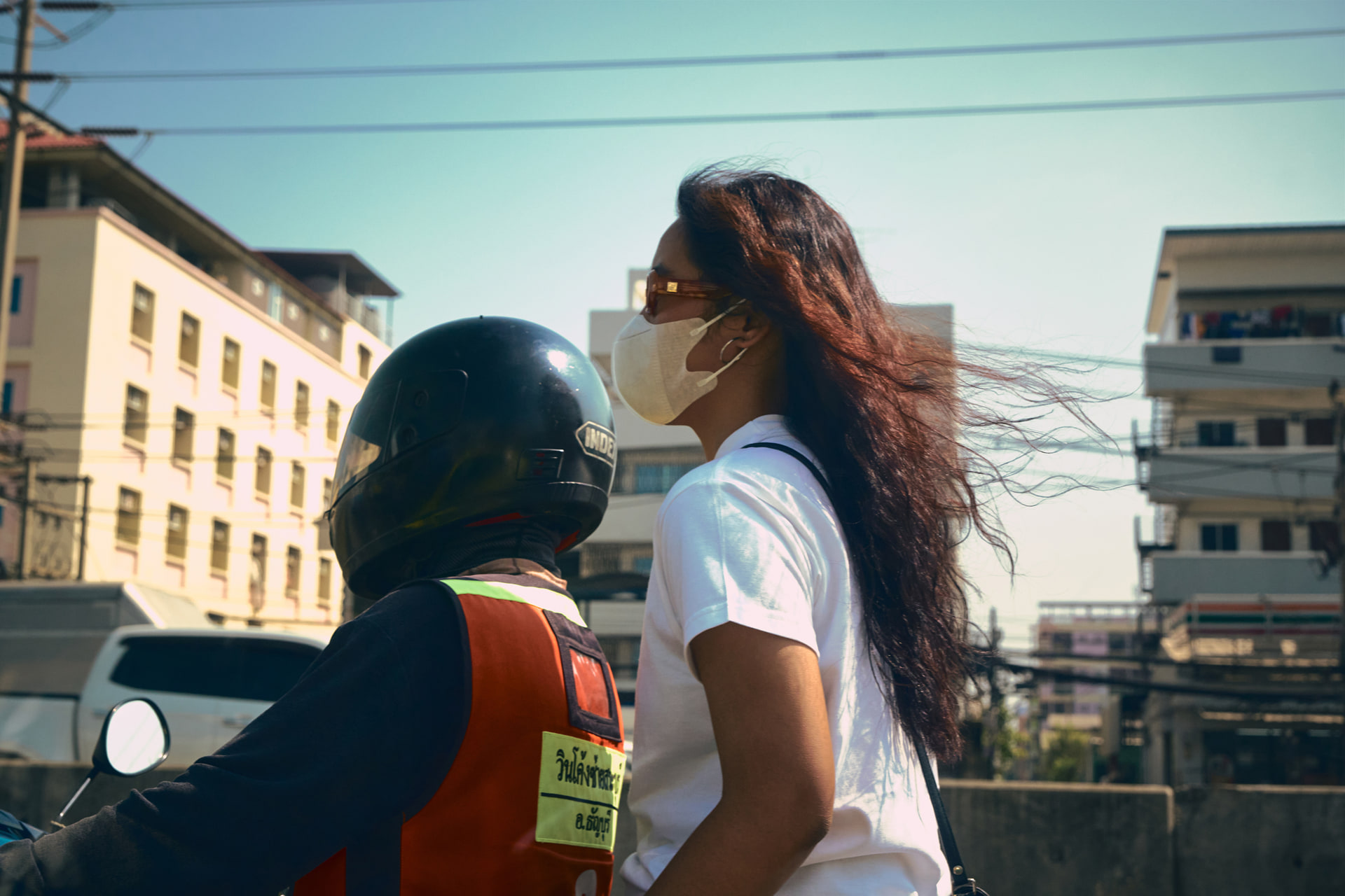 移動中の車窓から撮影。旅のシャッターチャンスは突然にやってくる。軽快な起動と正確で高速なAFのおかげでタイならではのバイクタクシーを撮影できた<br><span class="fnt-85">ライカSL3-S／ライカ バリオ・エルマリートSL f2.8-4/24-90mm ASPH.／51mm／マニュアル露出（F8、1/500秒）／ISO 3200／WB：オート</span>