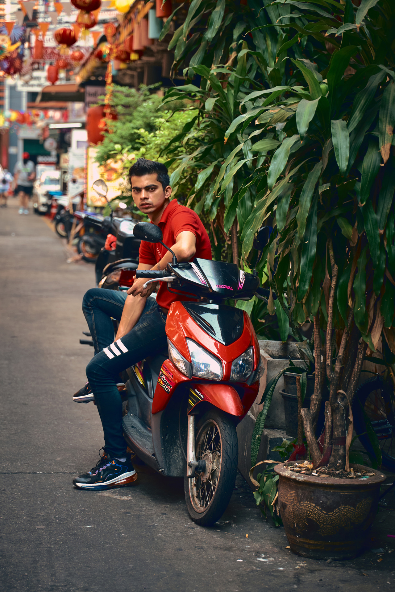 バイクとポロシャツの赤が目を引く男性にカメラを向けたらキリッとポーズを決めてくれた。撮影後には「ライカ、良いカメラだね」と笑顔。異国の地でコミュニケーションツールになってくれるのもライカの魅力だ<br><span class="fnt-85">ライカSL3-S／ライカ バリオ・エルマリートSL f2.8-4/24-90mm ASPH.／90mm／マニュアル露出（F4、1/800秒）／ISO 1250／WB：オート</span>