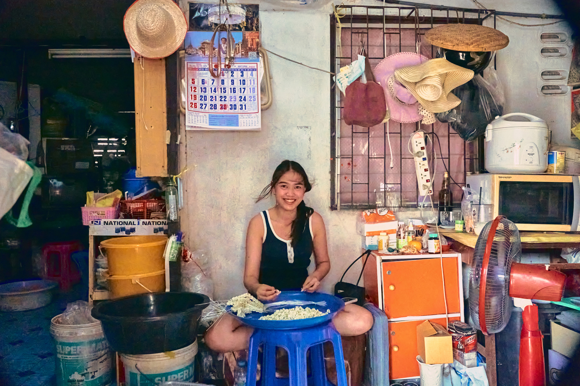 路地裏にある店先で仕込み中の様子を撮影させてもらった。Leica Brassの暖色系の色合いは、フィルムの懐かしさを演出してくれてとても好み。タイは「微笑みの国」と言うとおり、カメラを向けると誰もが優しい表情をしてくれる<br><span class="fnt-85">ライカSL3-S／ライカ バリオ・エルマリートSL f2.8-4/24-90mm ASPH.／27mm／マニュアル露出（F8、1/125秒）／ISO 25000／WB：オート</span>