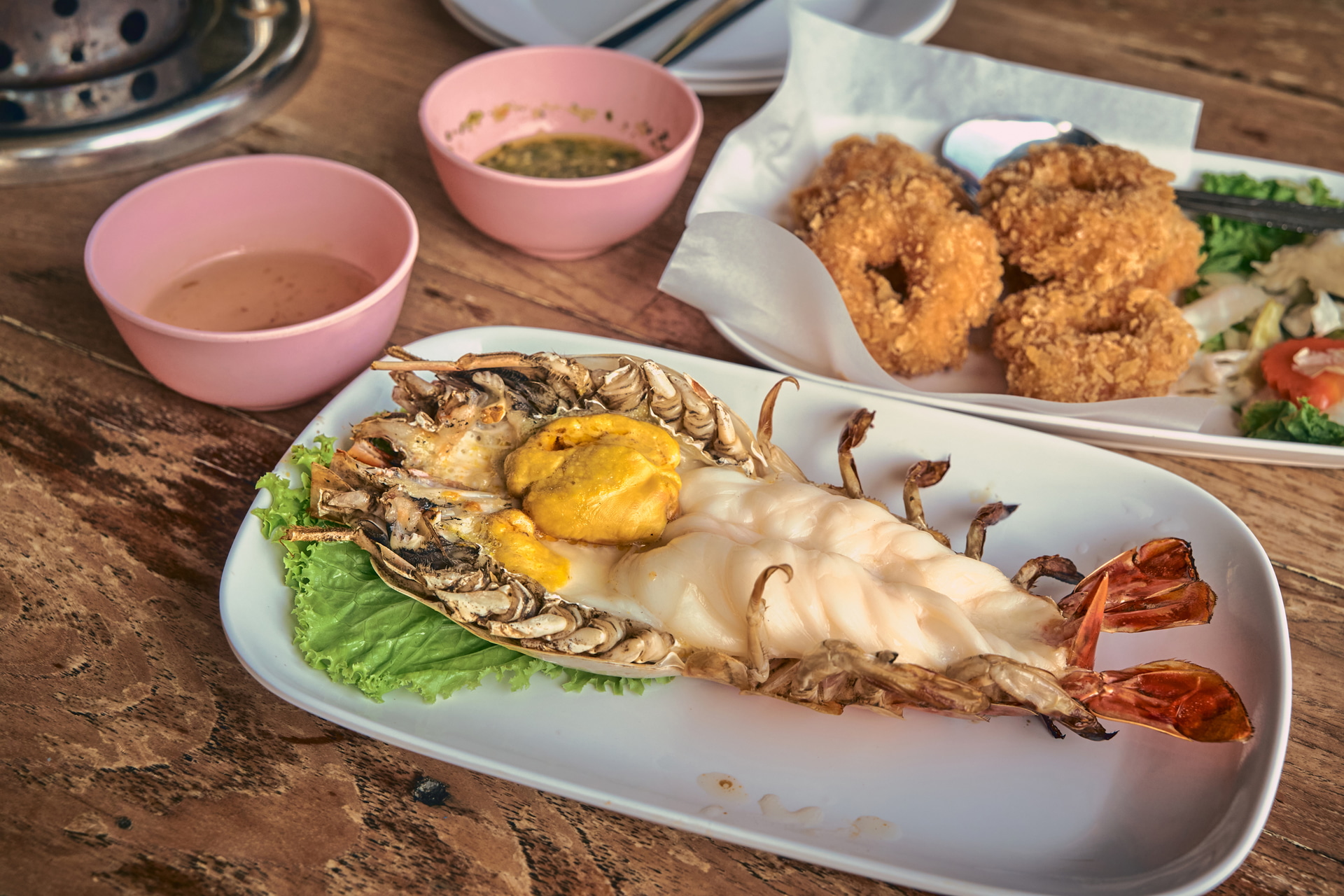 クンメナームと呼ばれる大きな川エビは2,200円ほど。ぷりぷりの身がとてもおいしかった