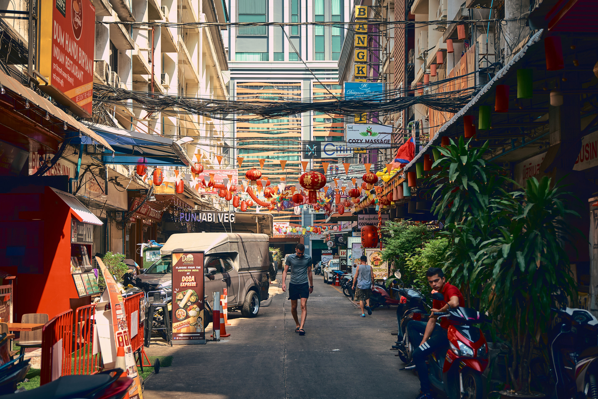 タイに訪れたのはちょうど春節で、タイ語では「トゥルッ・チーン」と呼ばれる中国の旧暦の正月の時期。色とりどりの提灯や飾りが施された華やかな街をシャープに切り取ってくれた。ズームレンズとは思えない描写には驚いた<br><span class="fnt-85">ライカSL3-S／ライカ バリオ・エルマリートSL f2.8-4/24-90mm ASPH.／53mm／マニュアル露出（F4、1/800秒）／ISO 250／WB：オート</span>