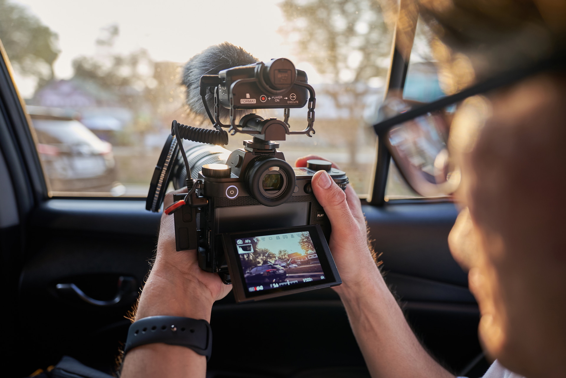 静止画と動画を平行して撮影する場合、ファインダーよりもモニターを使用して撮影することが多くなる。3.2型233万2,800ドットディスプレイを採用しているチルト式のモニターは、タイの強い日差しでも見やすかった