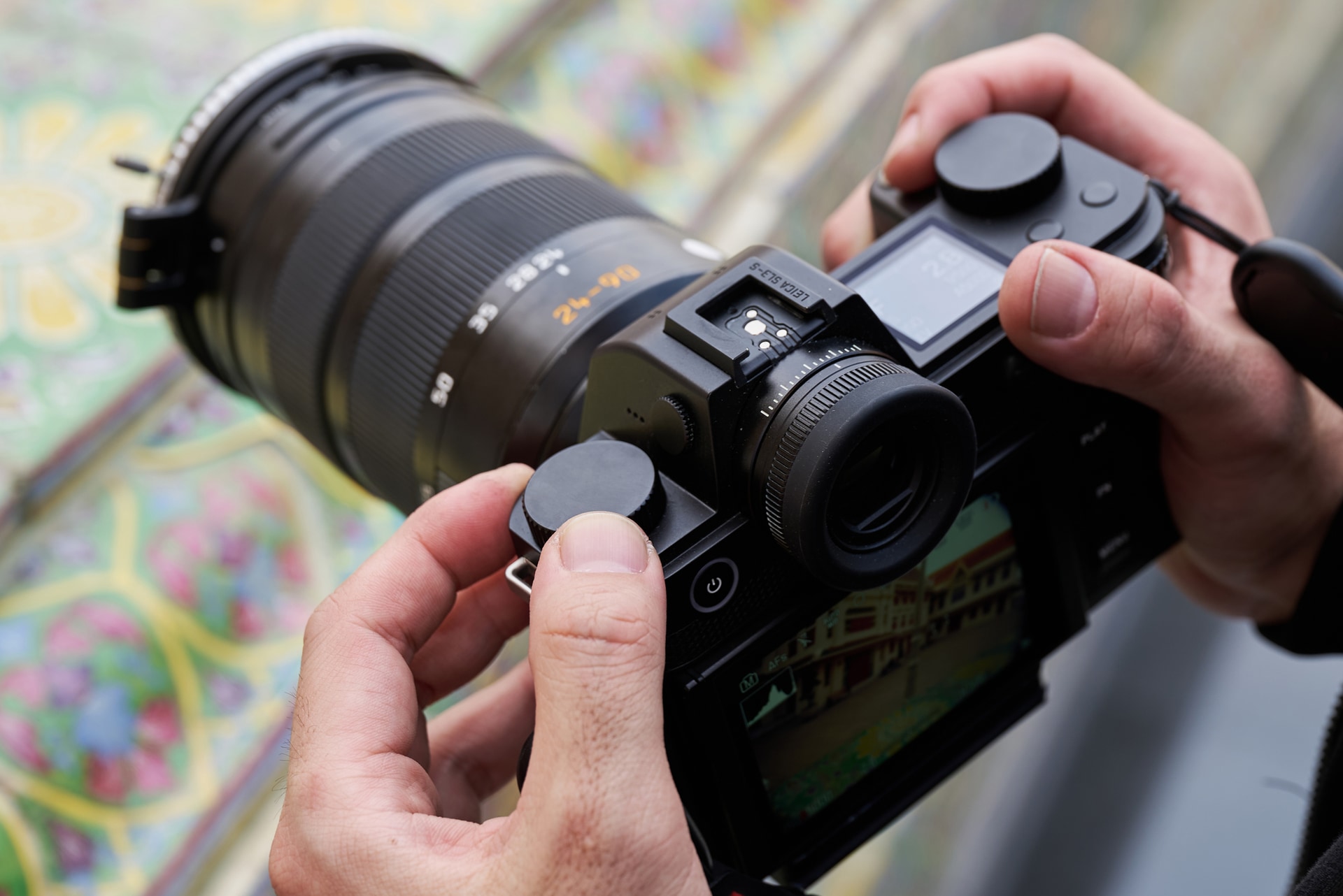 旅スナップでは2つの設定ダイヤルが活躍してくれた。右にはシャッター速度とF値。左にはISO感度を割り振った。設定の変更に手間取ることなくストレスフリーに撮影できるのが何よりもありがたかった