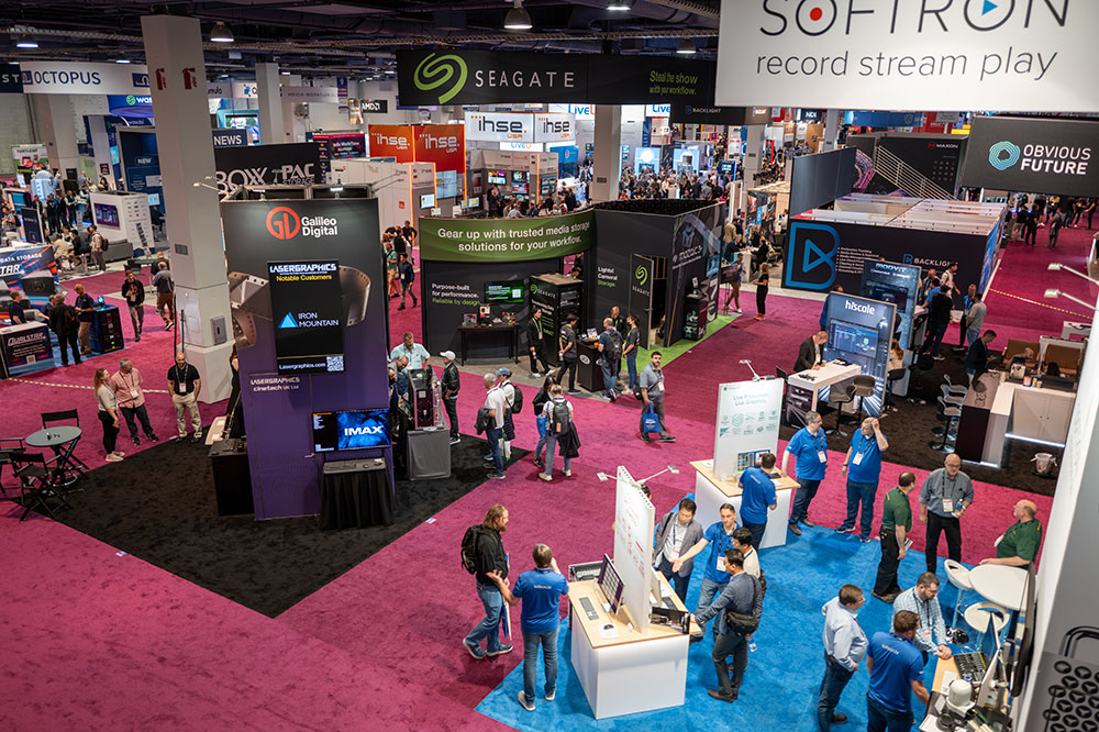 放送系機器展の代表であるNAB Show。放送用の伝送機材がメインで、写真では写っていないがカメラもショルダータイプが多い（2024年4月）