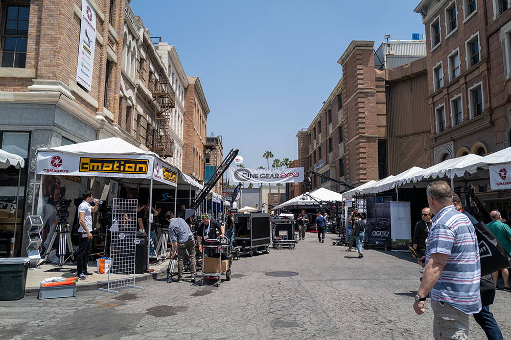 制作系機器展の代表であるCineGear。当たり前だがシネマカメラとシネマレンズが多い（2019年5月）。今年はLAの大火事で開催が危ぶまれている