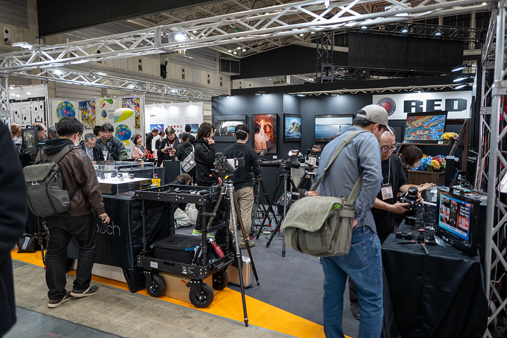 CP+2025のRAIDブース。RED社のシネマカメラがずらっと並んでいる。いまのCP+は制作系ミドルレンジ映像機器展でもある
