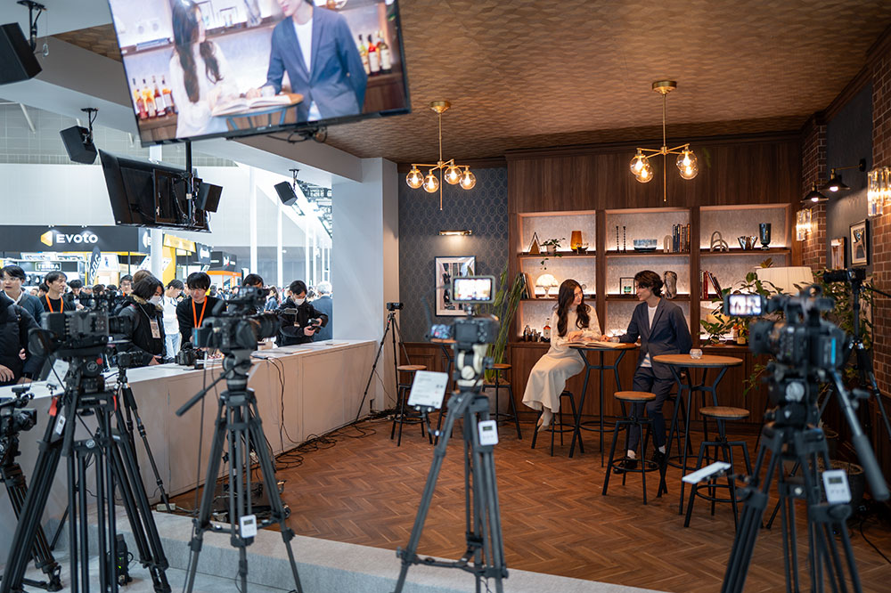 ソニーブースではシネマライン専用のシューティングブースが作られ、実際の俳優が演技を行う時間が設けられるなどして人気を博していた