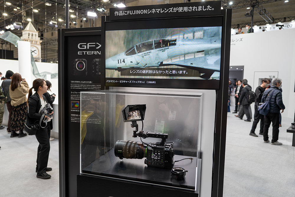 GFX ETERNA シネマレンズ展示を置いた富士フイルムブース。ハリウッド映画の制作秘話を流していた
