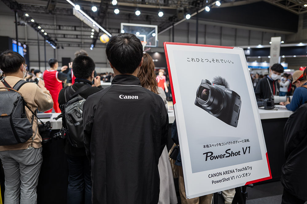 「PowerShot V1」はオールインワンのレンズ一体型カメラ。しかもセンサーサイズがマイクロフォーサーズよりも大きいこともあり人気を博していた。この見た目でスポーツ撮影ができるのは驚きだ
