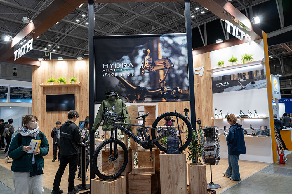 TILTAブースの「Hydra Alien Mini」カメラマウント。自転車やバイク、自動車で撮影するための強力なショック吸収車載システムだ。動画撮影には欠かせない業務向けシステムがこうして民生品として降りてきているのは感慨深い。こうした趣味に特化した製品の盛り上がりが今後のCP+の主役の一つだろう