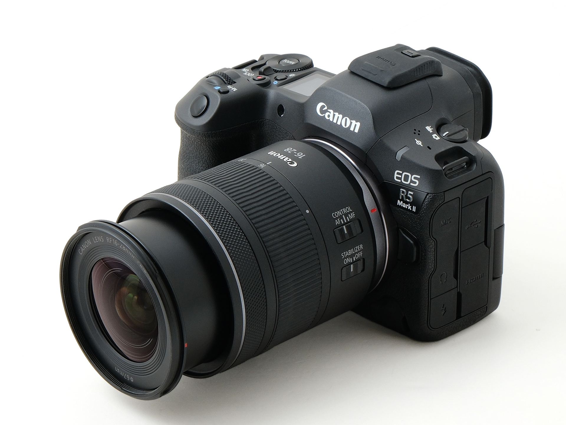 広角端（16mm）時の状態。全長は約112.8mm