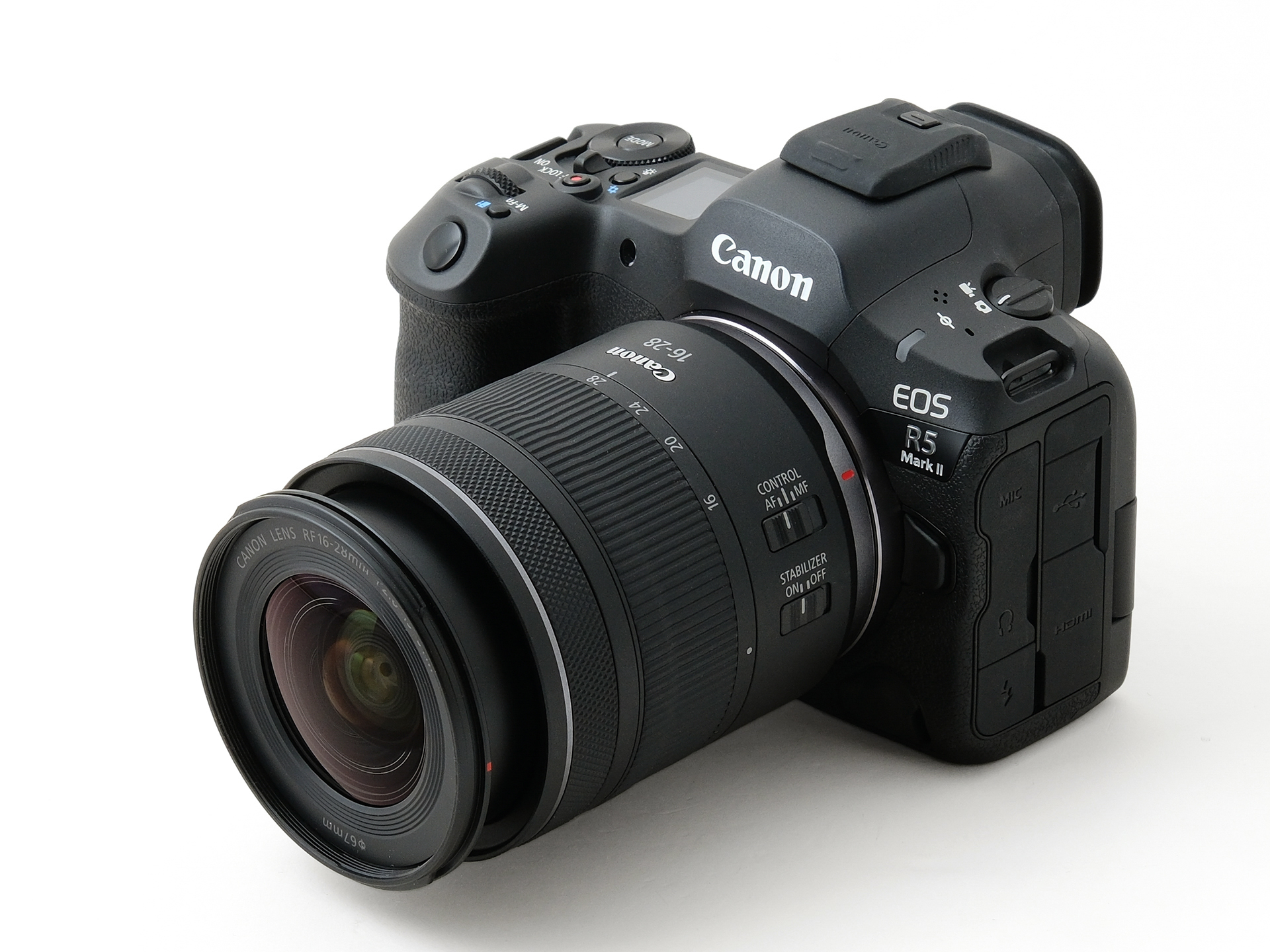 望遠端（28mm）時の状態。全長は約102.1mm