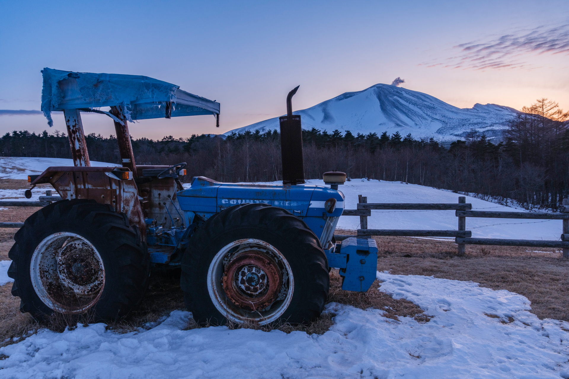 夕焼けが美しかったので、急いで車を降りて手持ちで素早く撮影した。テレ端の18mmで撮影したが、標準レンズのような素直な画作りも楽しめる。透明感のあるクリアな描写で、冷たい空気感を伝えられた<br>富士フイルム X-H2／18mm（27mm相当）／絞り優先AE（F11、1/55秒、－1.7EV）／ISO 400／WB：太陽光