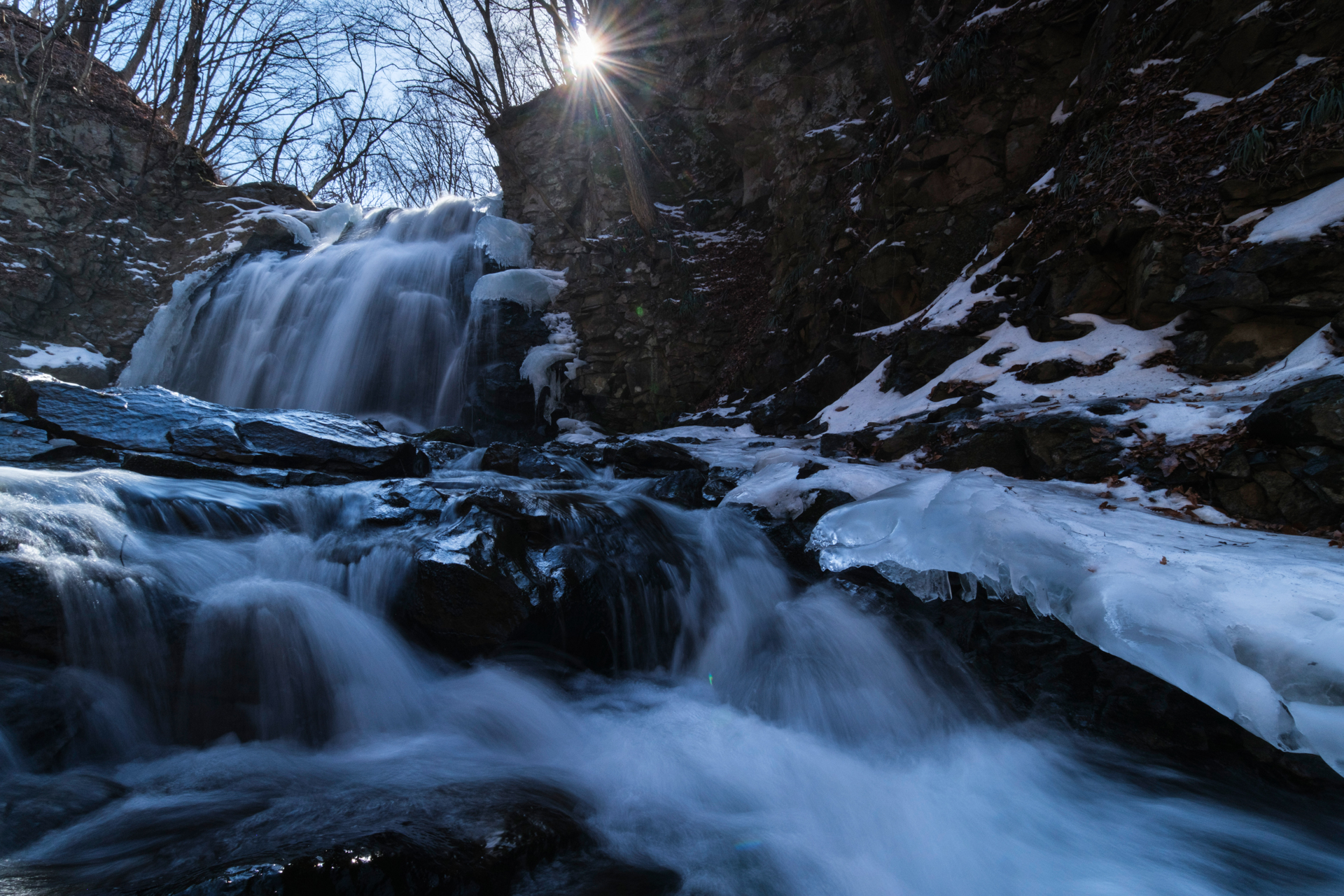 手前の水流は小さな流れだが、ワイド端の11mmで、50cmほどの距離まで近づいて大きく捉えた。川中での撮影だったが、軽量ボディのためストレスなく撮影できるのは良い<br>富士フイルム X-H2／11mm（16.5mm相当）／絞り優先AE（F16、1/4秒、－2.0EV）／ISO 250／WB：太陽光