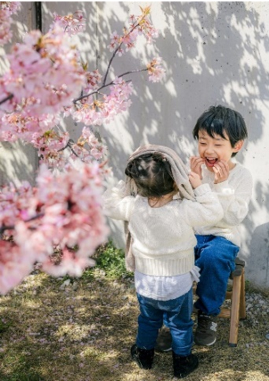 【「笑顔になる瞬間（とき）」部門】タイトル：いつもの二人／出展者のメッセージ：気付けばいつも二人で笑っていて　けんかばかりかと思いきや一番の仲良しで。二人と一緒に過ごせる今が母はとても幸せです。