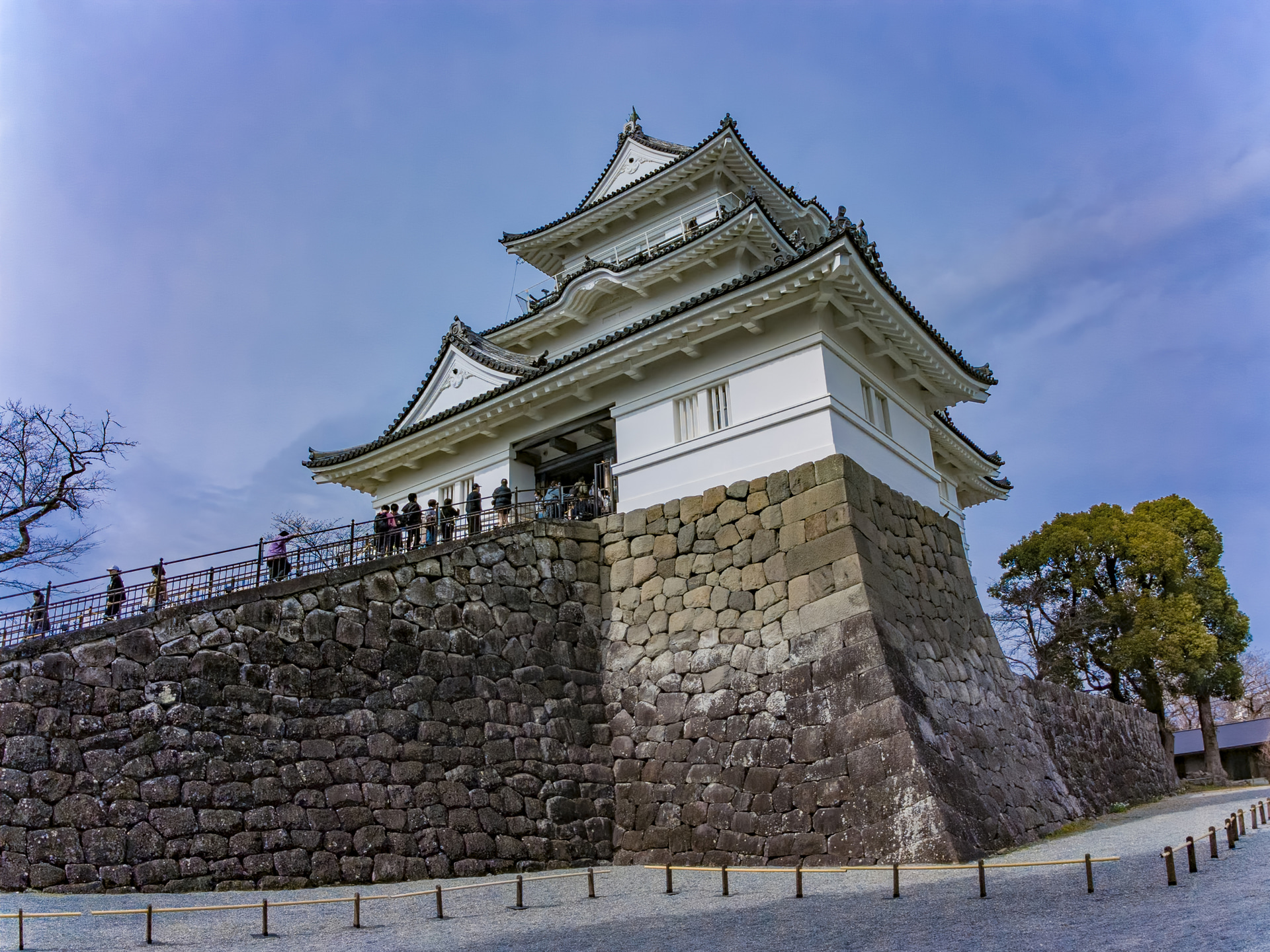 FOVの「ナチュラル広角」で小田原城天守を撮影。ゆがみが少なく自然な雰囲気で写る<br><span class="fnt-85">13mm相当／プログラムAE（F2.6、1/3,700秒、±0EV）／ISO 112／WB：オート</span>