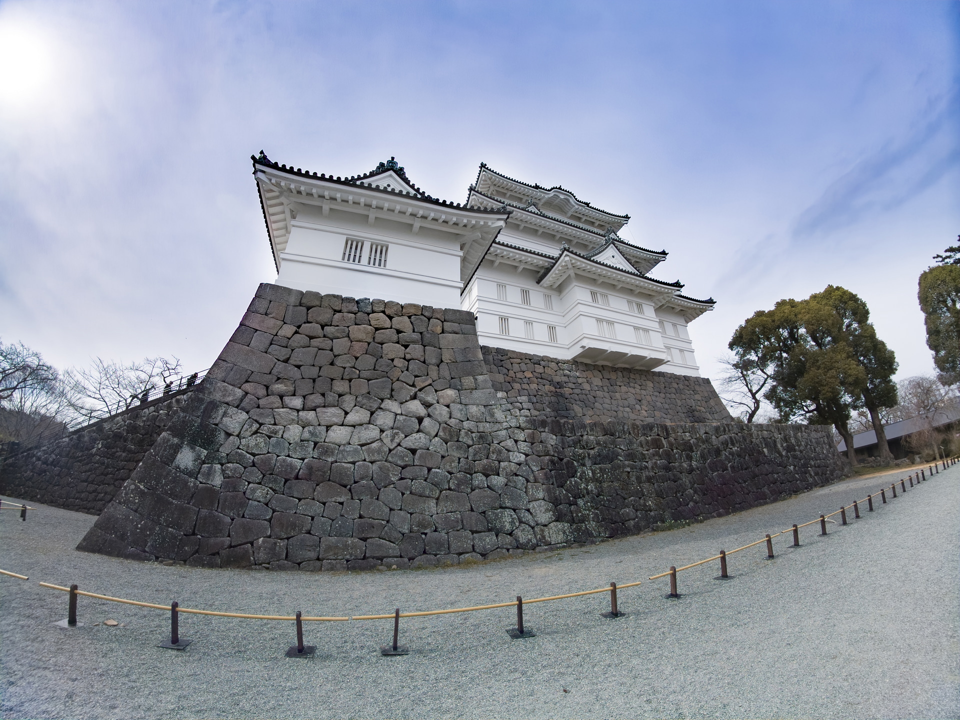 FOVを「超広角」に切り替えると天守の壮大な全景が余すことなく1枚に収まる。広角特有のゆがみも味わいがある<br><span class="fnt-85">13mm相当／プログラムAE（F2.6、1/5,000秒、±0EV）／ISO 111／WB：オート</span>