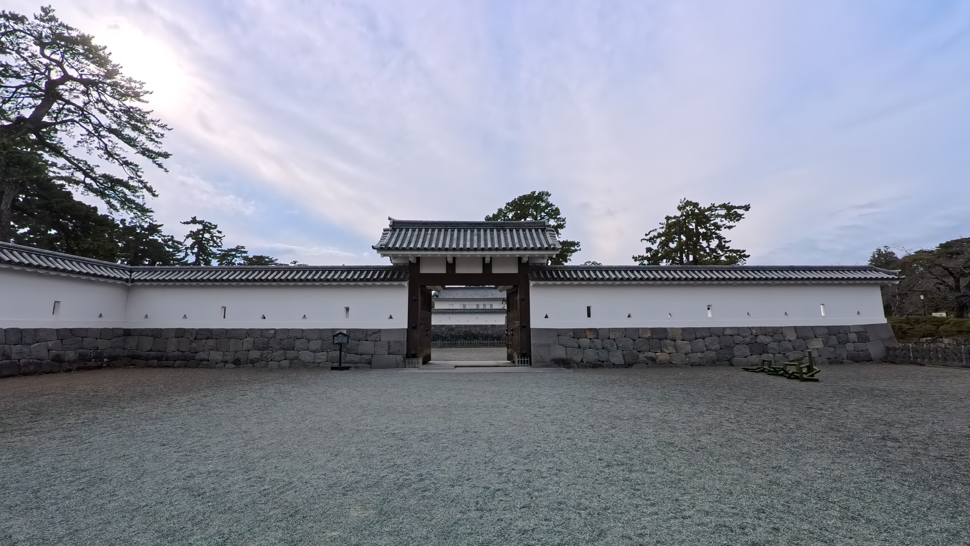 ライカレンズの優れた色再現性とライカカラープロファイルVIVIDのおかげで、曇天でも城壁と空の美しいディテールを鮮明に描き出してくれた<br><span class="fnt-85">13mm相当／プログラムAE（F2.6、1秒、＋0.7EV）／ISO 101／WB：オート</span>